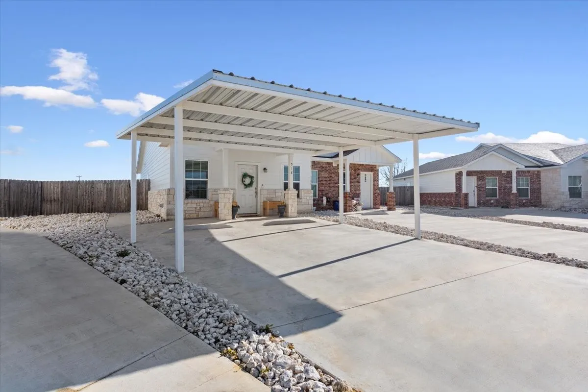 Townhouse For Sale in Mc Lennan County , 518 Alamo Court, Mc Gregor, Texas 76657, 2 Bedroom, 2 Bathroom, Garage spaces, 1,080 Sqft, built in 2022, Preowned, Price $199,900, mls#21120860, Real Estate Agent in Mc Gregor, Homes For Sale in Mc Lennan county, Homes For Sale in Mc Gregor, Realtor in Mc Gregor Texas, Real Estate Brokerage Independent Realty Texas, Luminita Cordes Realtor