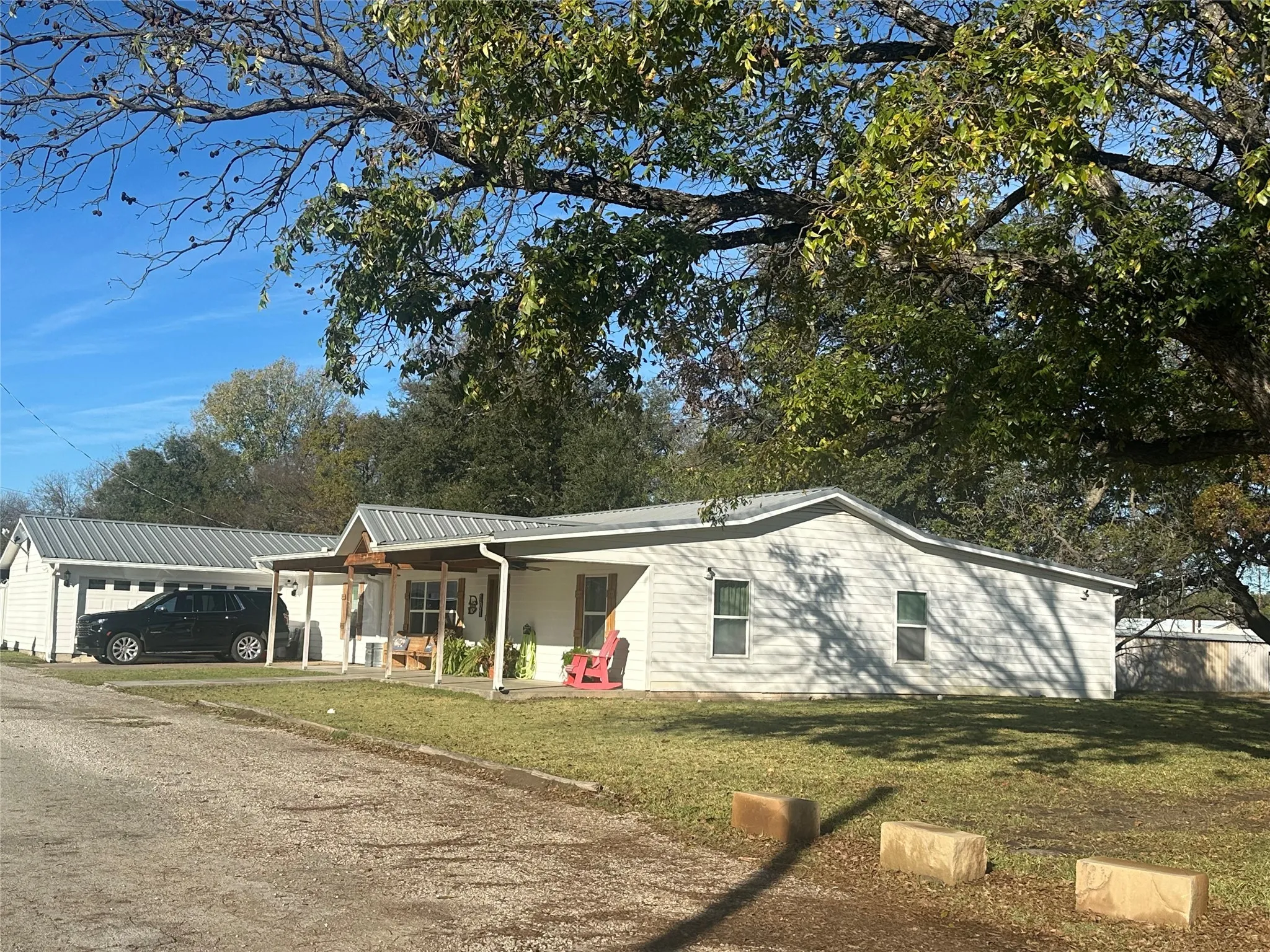 Ranch-style house featuring a porch, a front yard, and ceiling fan