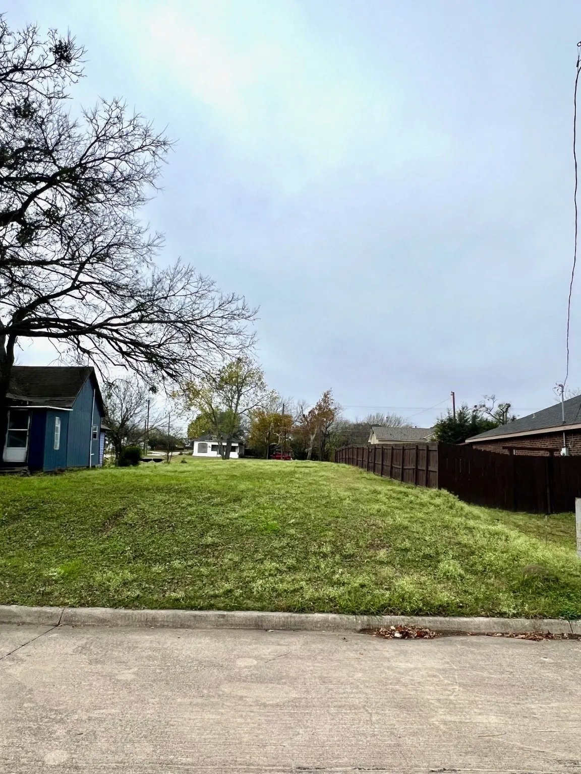 Unimproved Land For Sale in Ellis County , 1303 N Shawnee Street, Ennis, Texas 75119, 0, 0, Garage spaces, 0 Sqft, built in 0, Price $30,000, mls#21118288, Real Estate Agent in Ennis, Homes For Sale in Ellis county, Homes For Sale in Ennis, Realtor in Ennis Texas, Real Estate Brokerage Independent Realty Texas, Luminita Cordes Realtor