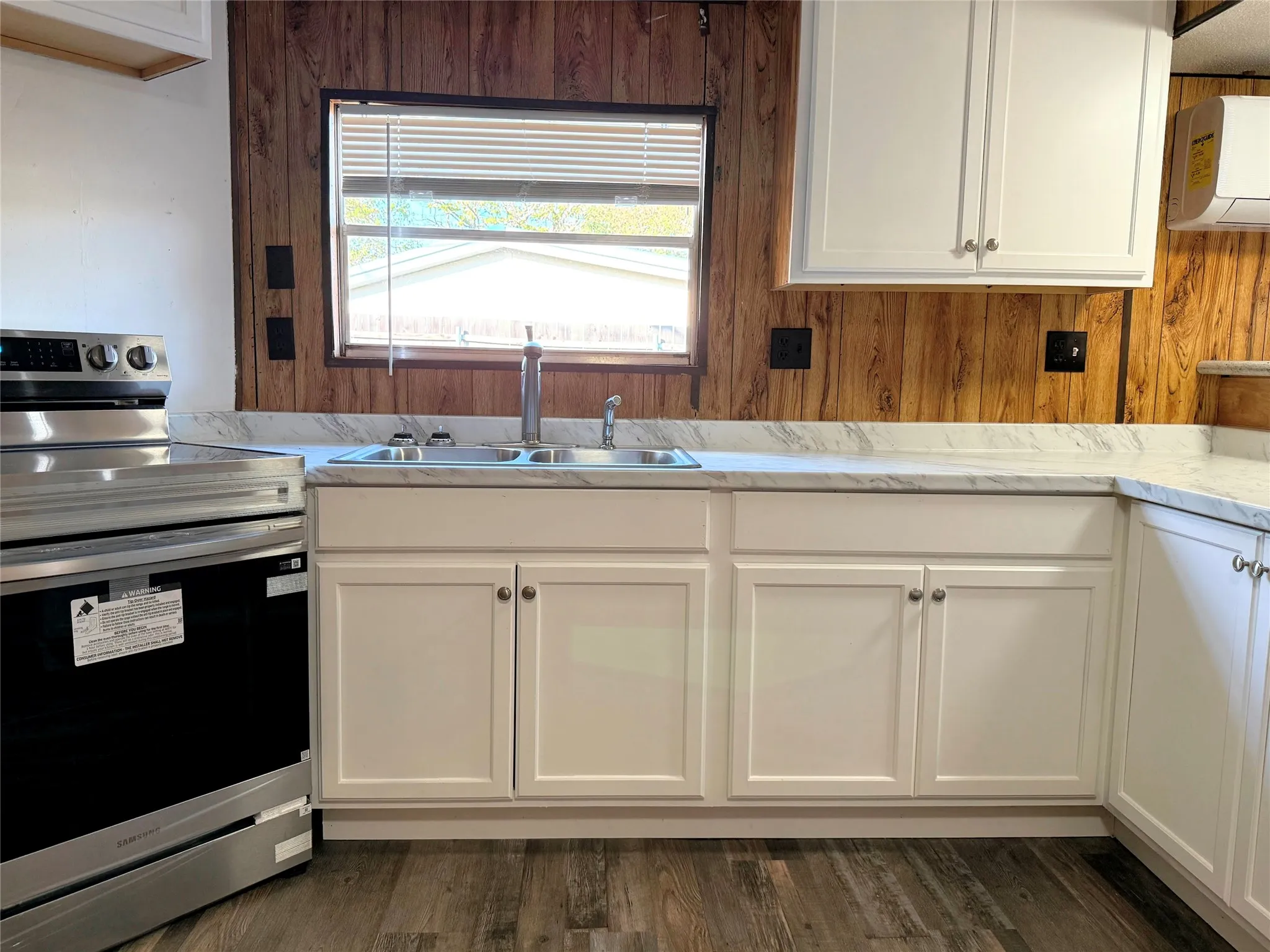 Single Family Residence For Sale in Hood County , 3807 Lands End Court, Granbury, Texas 76048, 4 Bedroom, 2 Bathroom, Garage spaces, 1,456 Sqft, built in 1979, mls#21120775, Real Estate Agent in Granbury, Homes For Sale in Hood county, Homes For Sale in Granbury, Realtor in Granbury Texas, Real Estate Brokerage Independent Realty Texas, Luminita Cordes Realtor