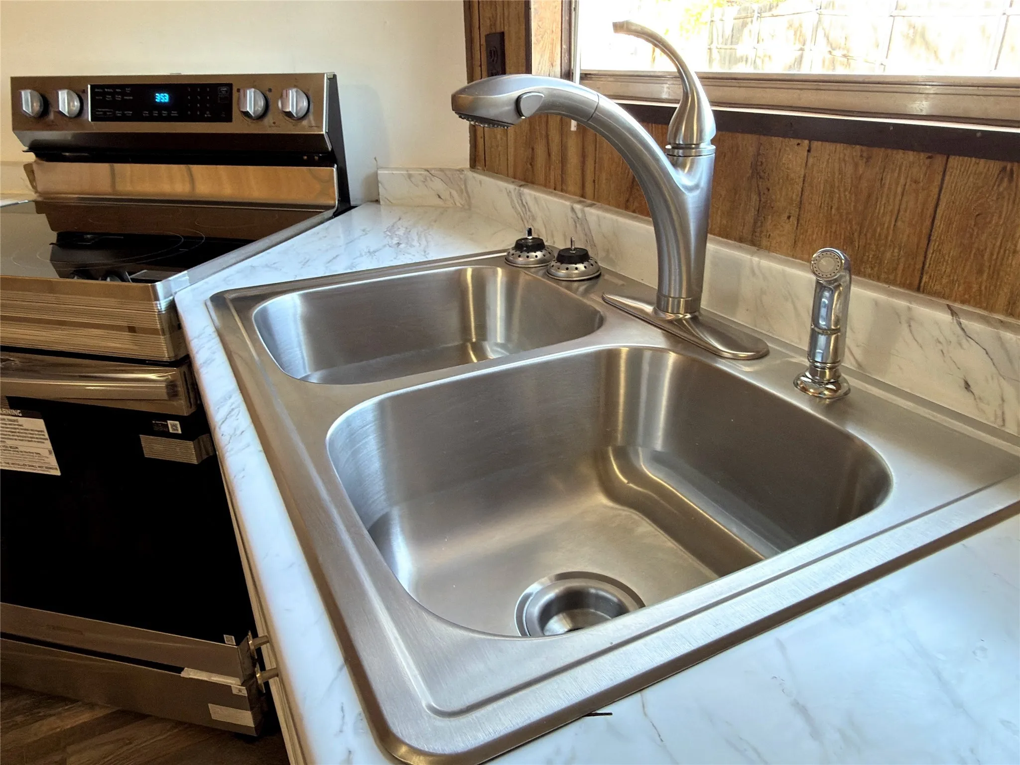 Single Family Residence For Sale in Hood County , 3807 Lands End Court, Granbury, Texas 76048, 4 Bedroom, 2 Bathroom, Garage spaces, 1,456 Sqft, built in 1979, mls#21120775, Real Estate Agent in Granbury, Homes For Sale in Hood county, Homes For Sale in Granbury, Realtor in Granbury Texas, Real Estate Brokerage Independent Realty Texas, Luminita Cordes Realtor