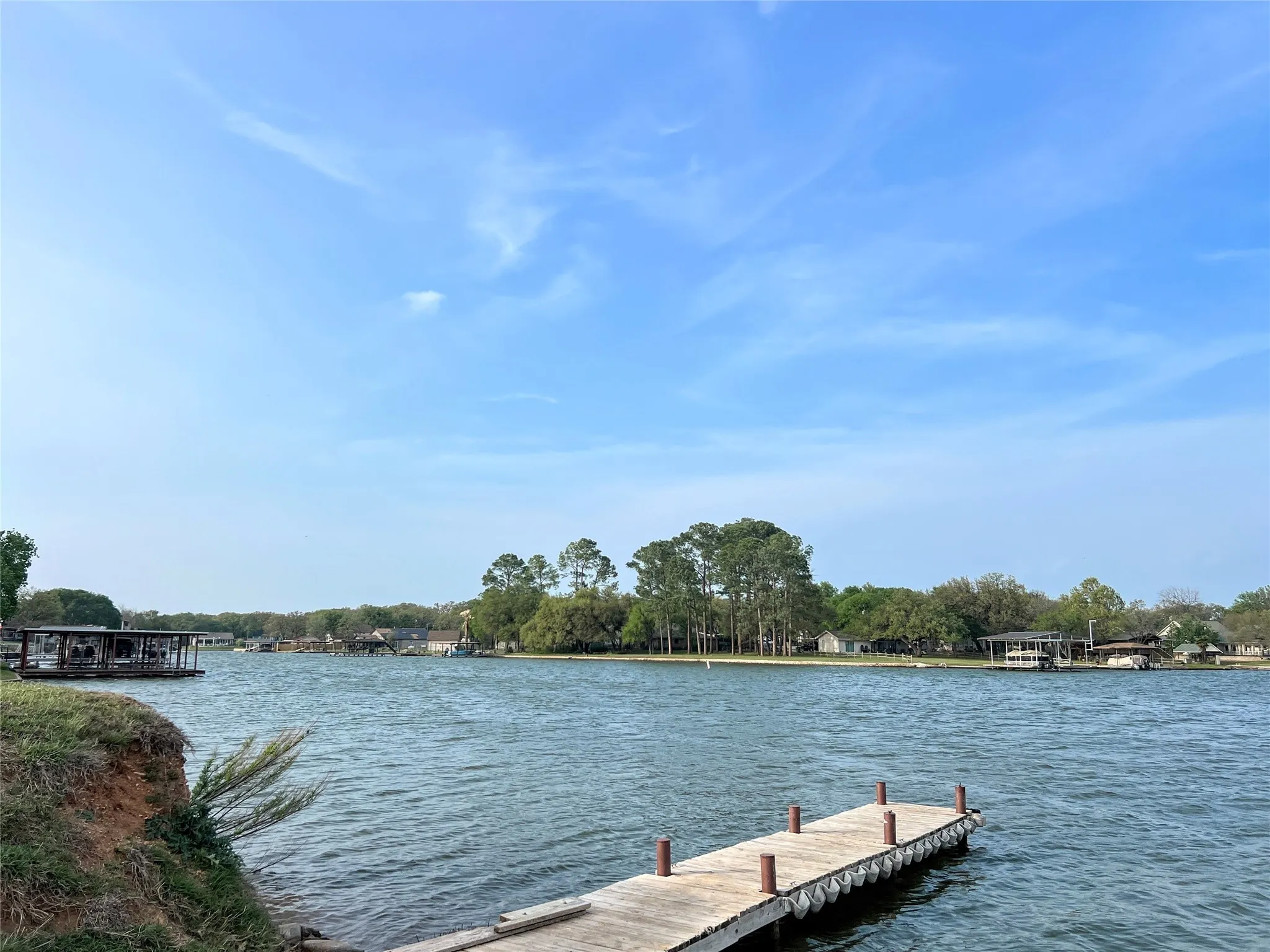 Single Family Residence For Sale in Hood County , 3807 Lands End Court, Granbury, Texas 76048, 4 Bedroom, 2 Bathroom, Garage spaces, 1,456 Sqft, built in 1979, mls#21120775, Real Estate Agent in Granbury, Homes For Sale in Hood county, Homes For Sale in Granbury, Realtor in Granbury Texas, Real Estate Brokerage Independent Realty Texas, Luminita Cordes Realtor