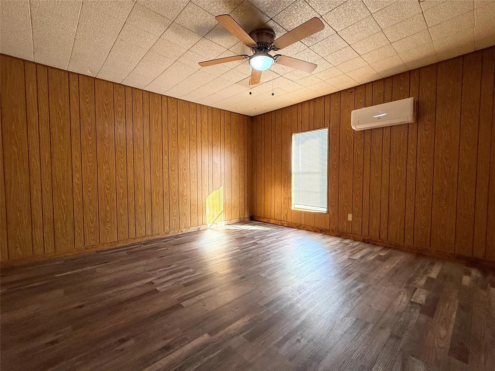 Single Family Residence For Sale in Hood County , 3807 Lands End Court, Granbury, Texas 76048, 4 Bedroom, 2 Bathroom, Garage spaces, 1,456 Sqft, built in 1979, mls#21120775, Real Estate Agent in Granbury, Homes For Sale in Hood county, Homes For Sale in Granbury, Realtor in Granbury Texas, Real Estate Brokerage Independent Realty Texas, Luminita Cordes Realtor