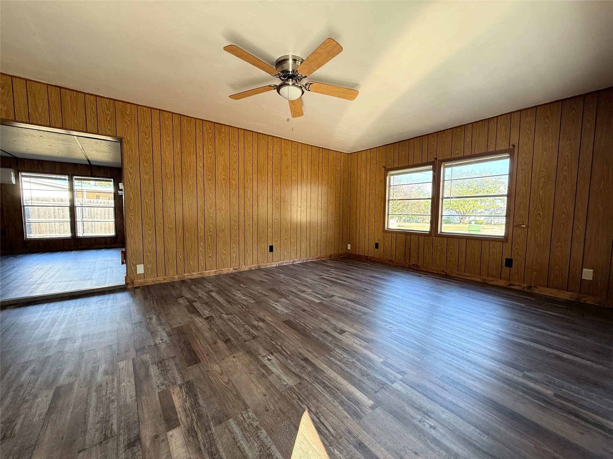 Single Family Residence For Sale in Hood County , 3807 Lands End Court, Granbury, Texas 76048, 4 Bedroom, 2 Bathroom, Garage spaces, 1,456 Sqft, built in 1979, mls#21120775, Real Estate Agent in Granbury, Homes For Sale in Hood county, Homes For Sale in Granbury, Realtor in Granbury Texas, Real Estate Brokerage Independent Realty Texas, Luminita Cordes Realtor