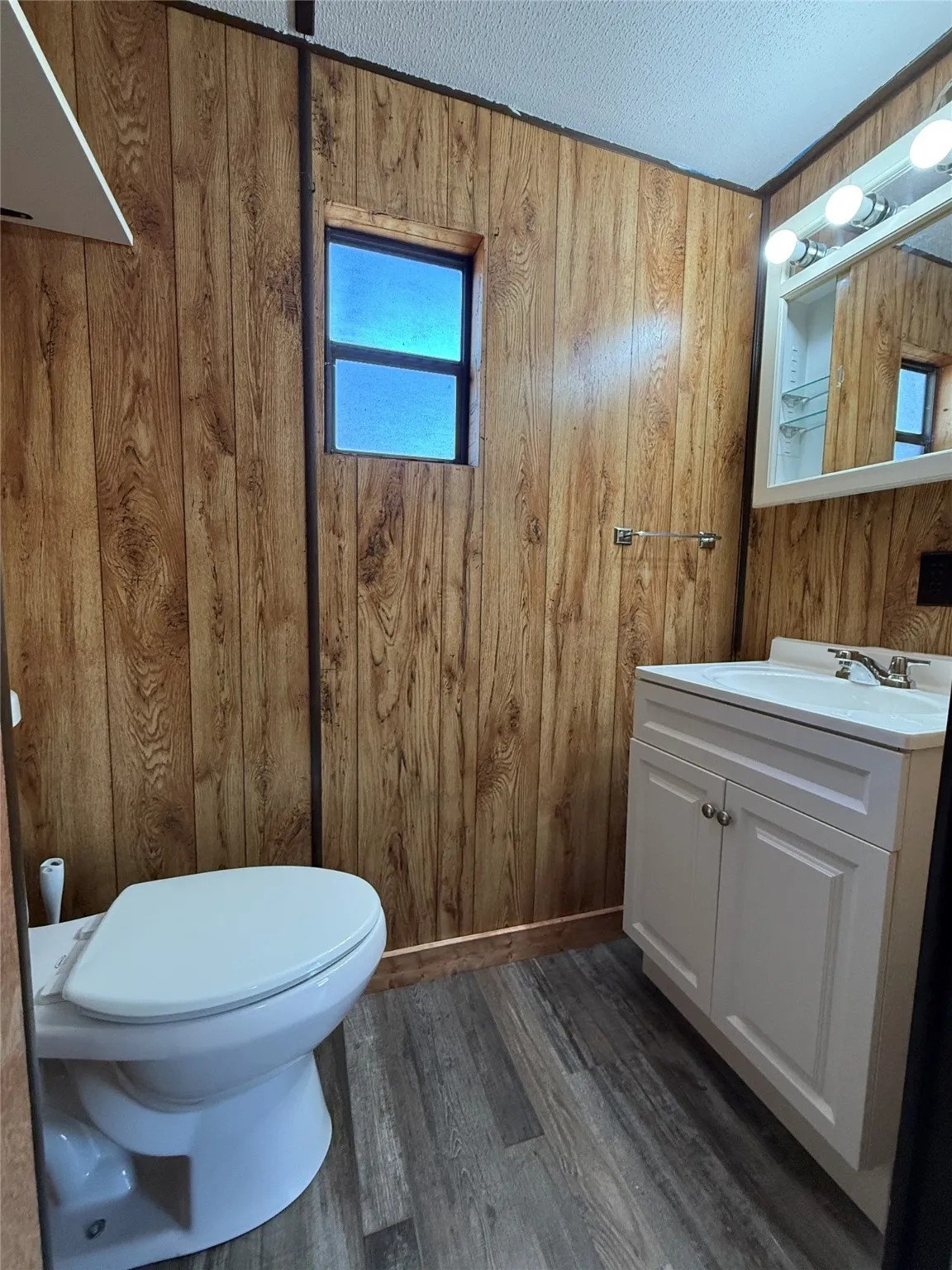 Single Family Residence For Sale in Hood County , 3807 Lands End Court, Granbury, Texas 76048, 4 Bedroom, 2 Bathroom, Garage spaces, 1,456 Sqft, built in 1979, mls#21120775, Real Estate Agent in Granbury, Homes For Sale in Hood county, Homes For Sale in Granbury, Realtor in Granbury Texas, Real Estate Brokerage Independent Realty Texas, Luminita Cordes Realtor