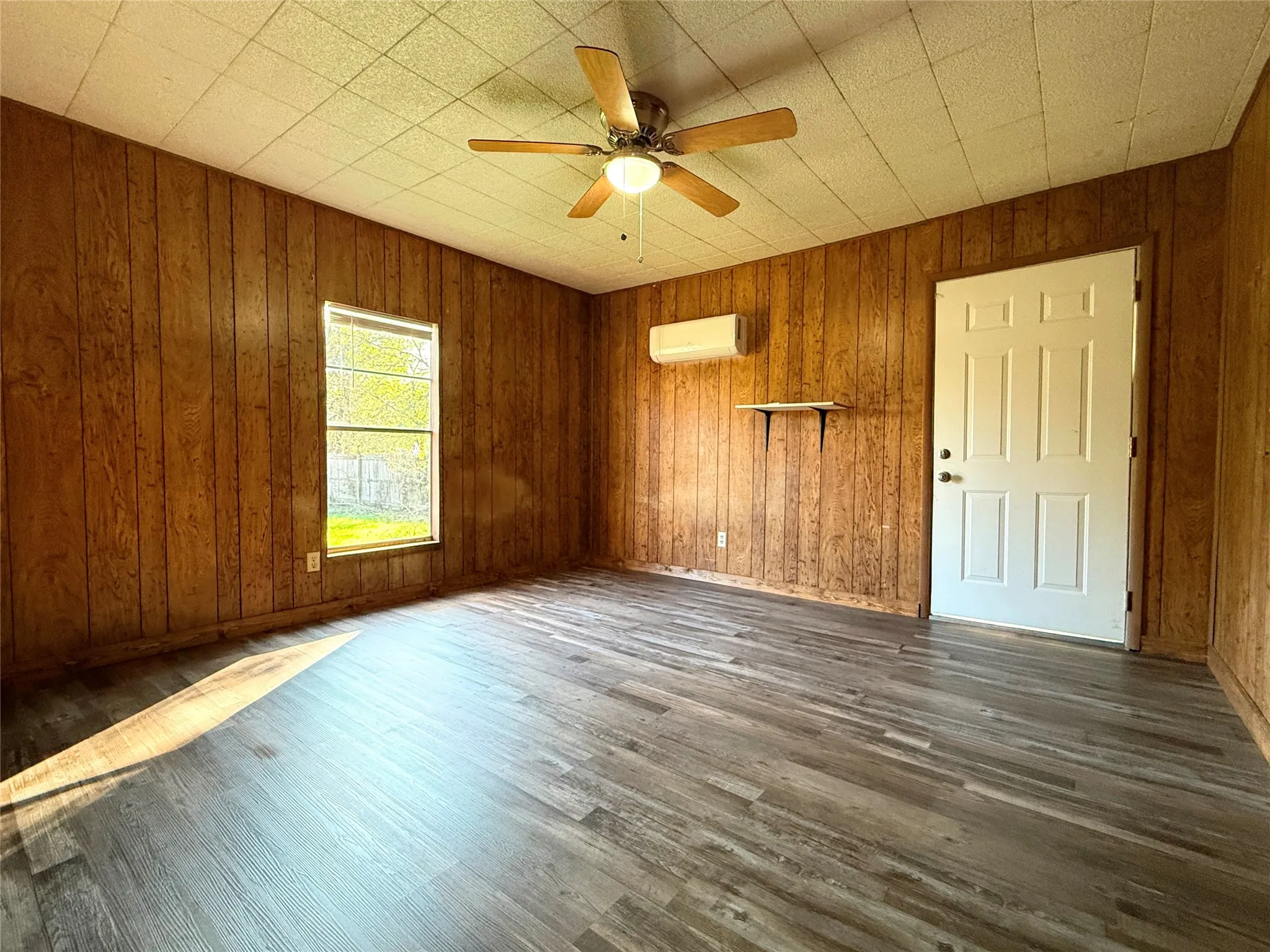 Single Family Residence For Sale in Hood County , 3807 Lands End Court, Granbury, Texas 76048, 4 Bedroom, 2 Bathroom, Garage spaces, 1,456 Sqft, built in 1979, mls#21120775, Real Estate Agent in Granbury, Homes For Sale in Hood county, Homes For Sale in Granbury, Realtor in Granbury Texas, Real Estate Brokerage Independent Realty Texas, Luminita Cordes Realtor
