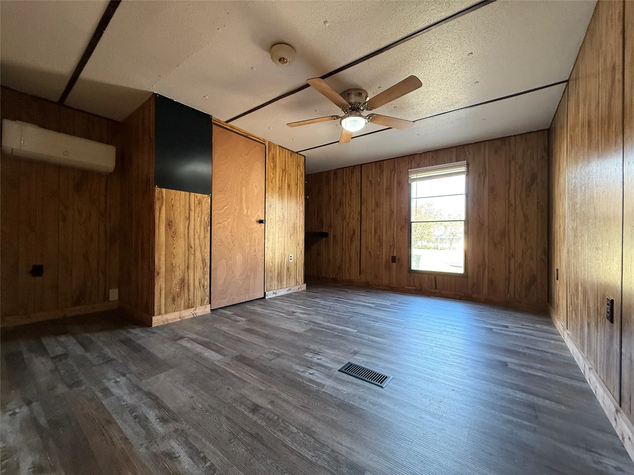 Single Family Residence For Sale in Hood County , 3807 Lands End Court, Granbury, Texas 76048, 4 Bedroom, 2 Bathroom, Garage spaces, 1,456 Sqft, built in 1979, mls#21120775, Real Estate Agent in Granbury, Homes For Sale in Hood county, Homes For Sale in Granbury, Realtor in Granbury Texas, Real Estate Brokerage Independent Realty Texas, Luminita Cordes Realtor