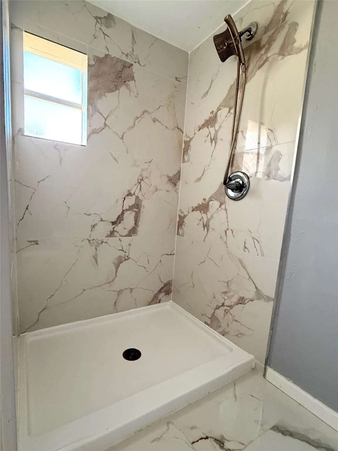 Single Family Residence For Sale in Hood County , 3807 Lands End Court, Granbury, Texas 76048, 4 Bedroom, 2 Bathroom, Garage spaces, 1,456 Sqft, built in 1979, mls#21120775, Real Estate Agent in Granbury, Homes For Sale in Hood county, Homes For Sale in Granbury, Realtor in Granbury Texas, Real Estate Brokerage Independent Realty Texas, Luminita Cordes Realtor