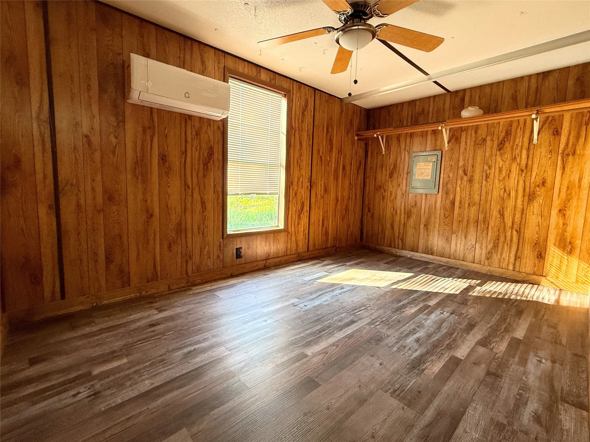Single Family Residence For Sale in Hood County , 3807 Lands End Court, Granbury, Texas 76048, 4 Bedroom, 2 Bathroom, Garage spaces, 1,456 Sqft, built in 1979, mls#21120775, Real Estate Agent in Granbury, Homes For Sale in Hood county, Homes For Sale in Granbury, Realtor in Granbury Texas, Real Estate Brokerage Independent Realty Texas, Luminita Cordes Realtor
