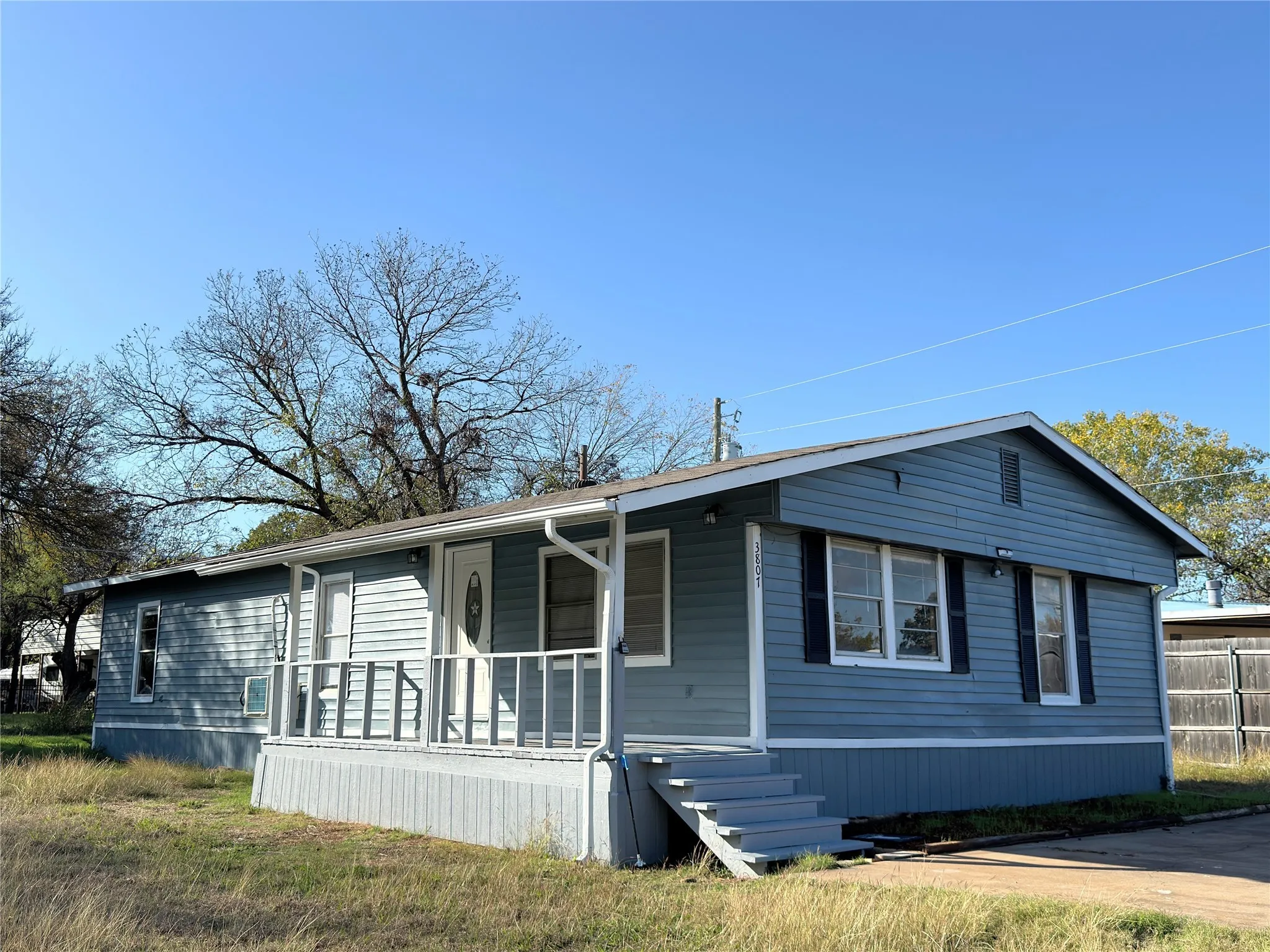 Single Family Residence For Sale in Hood County , 3807 Lands End Court, Granbury, Texas 76048, 4 Bedroom, 2 Bathroom, Garage spaces, 1,456 Sqft, built in 1979, mls#21120775, Real Estate Agent in Granbury, Homes For Sale in Hood county, Homes For Sale in Granbury, Realtor in Granbury Texas, Real Estate Brokerage Independent Realty Texas, Luminita Cordes Realtor