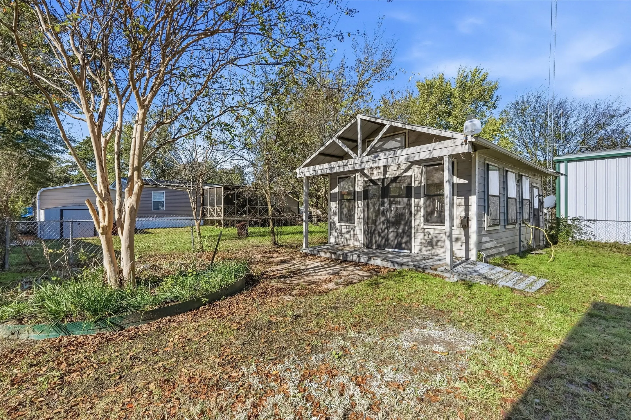 View of yard featuring an outdoor structure