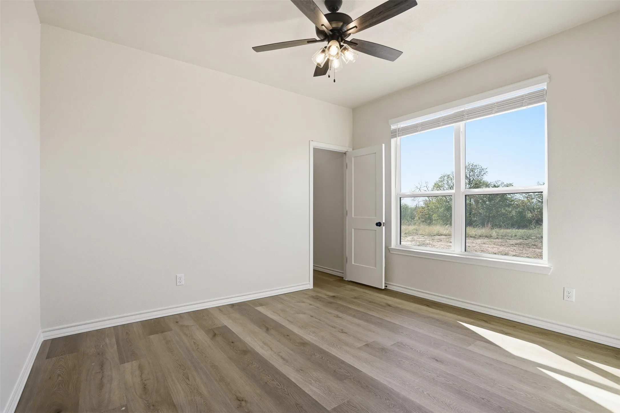 Unfurnished room with light wood-style flooring and a ceiling fan