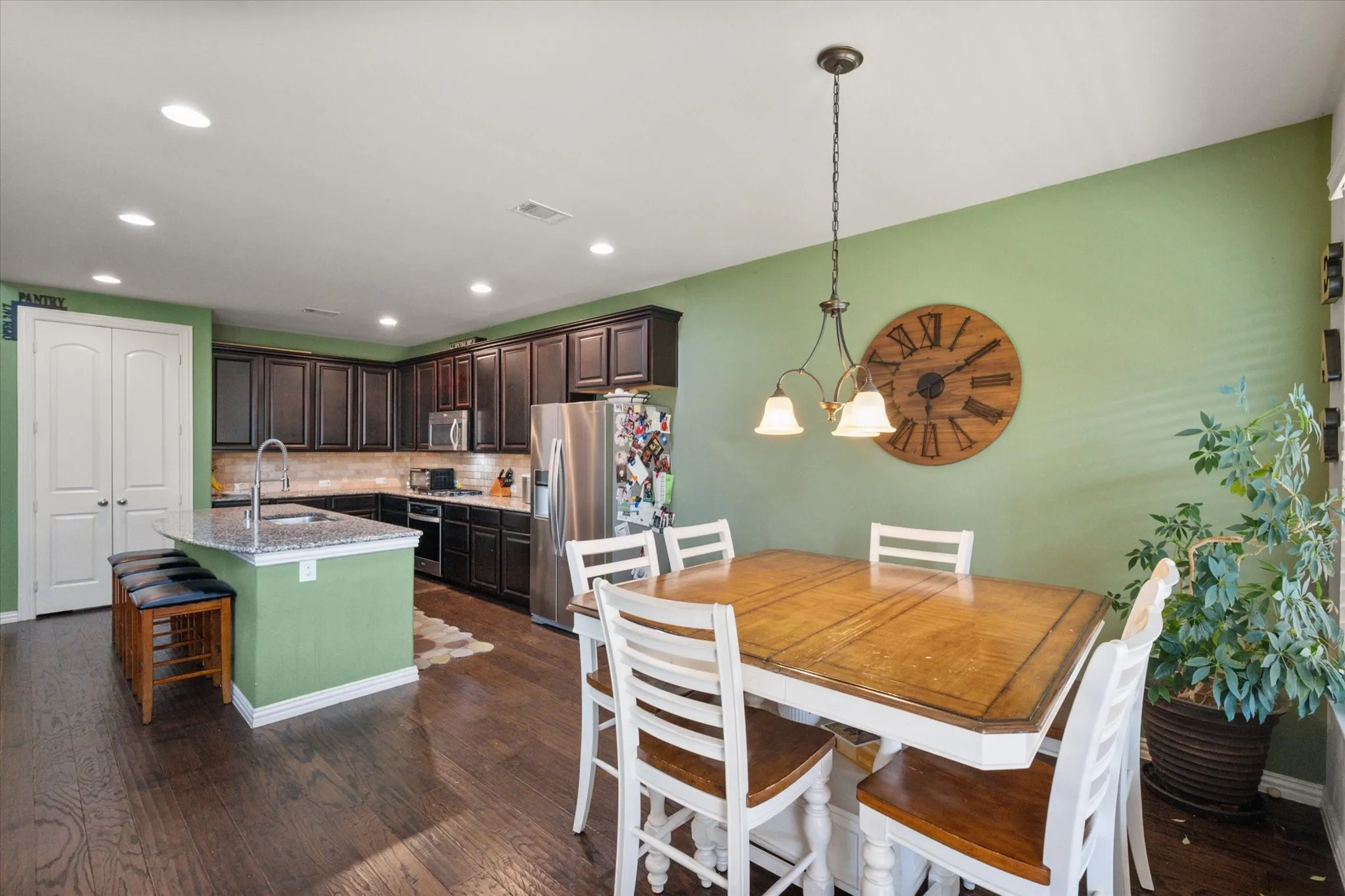 In-kitchen eating space