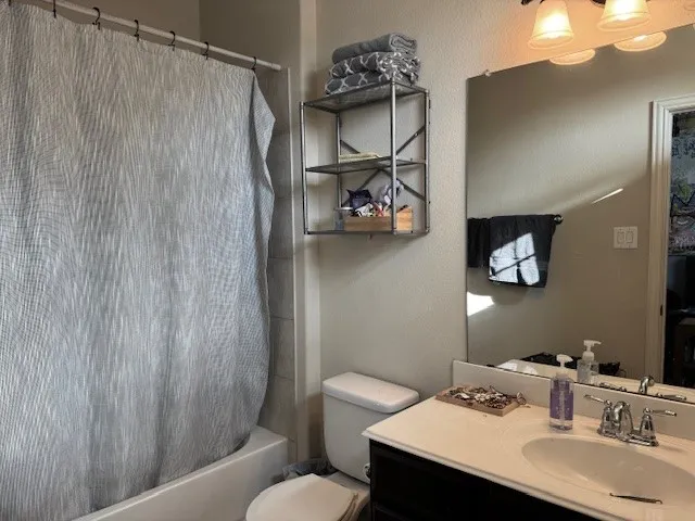 Attached en suite bath