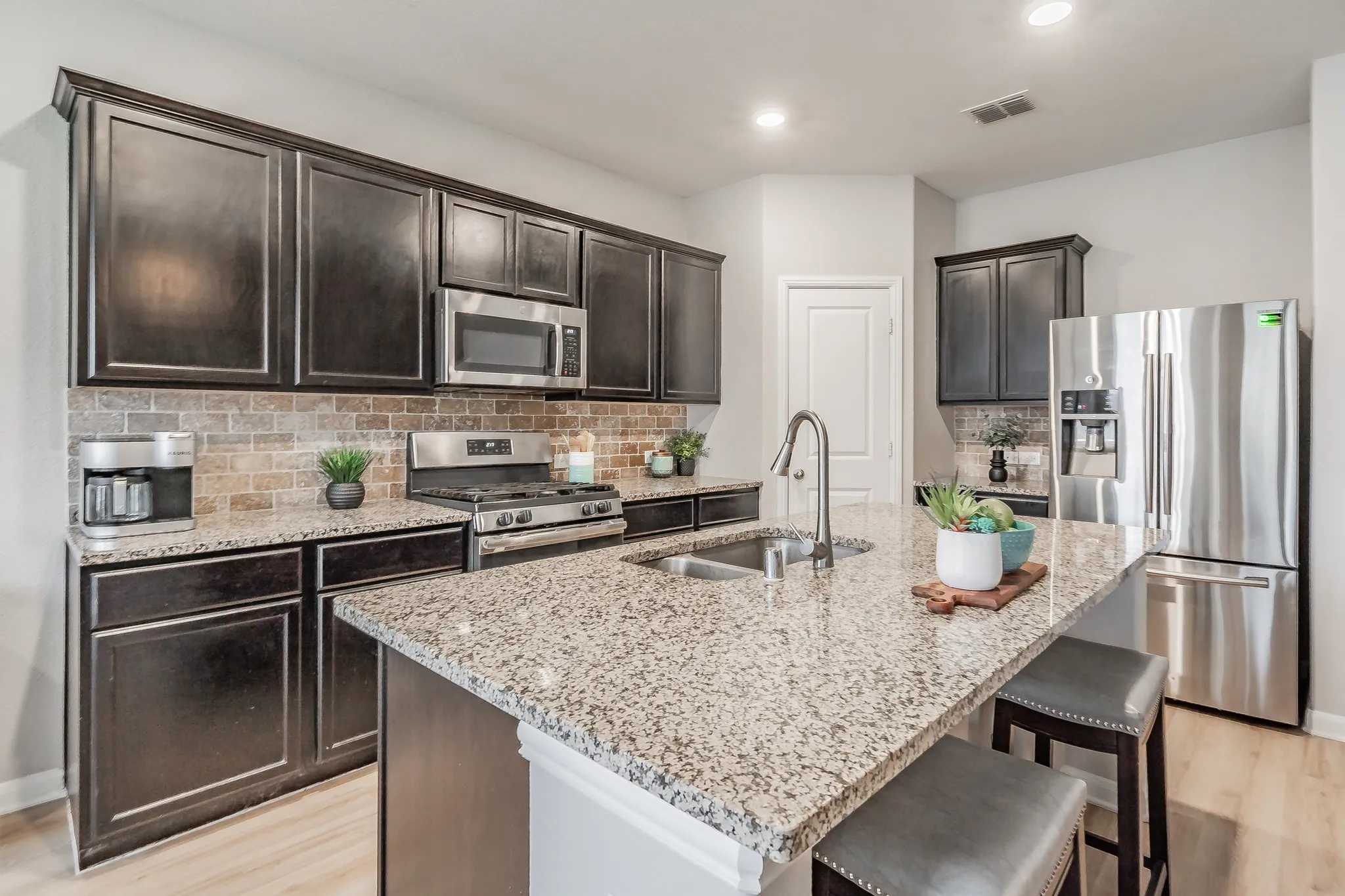 Single Family Residence For Sale in Tarrant County , 9041 Bronze Meadow Drive, Fort Worth, Texas 76131, 5 Bedroom, 5 Bathroom, 2 Garage spaces, 2,745 Sqft, built in 2018, Preowned, mls#21121463, Real Estate Agent in Fort Worth, Homes For Sale in Tarrant county, Homes For Sale in Fort Worth, Realtor in Fort Worth Texas, Real Estate Brokerage Independent Realty Texas, Luminita Cordes Realtor