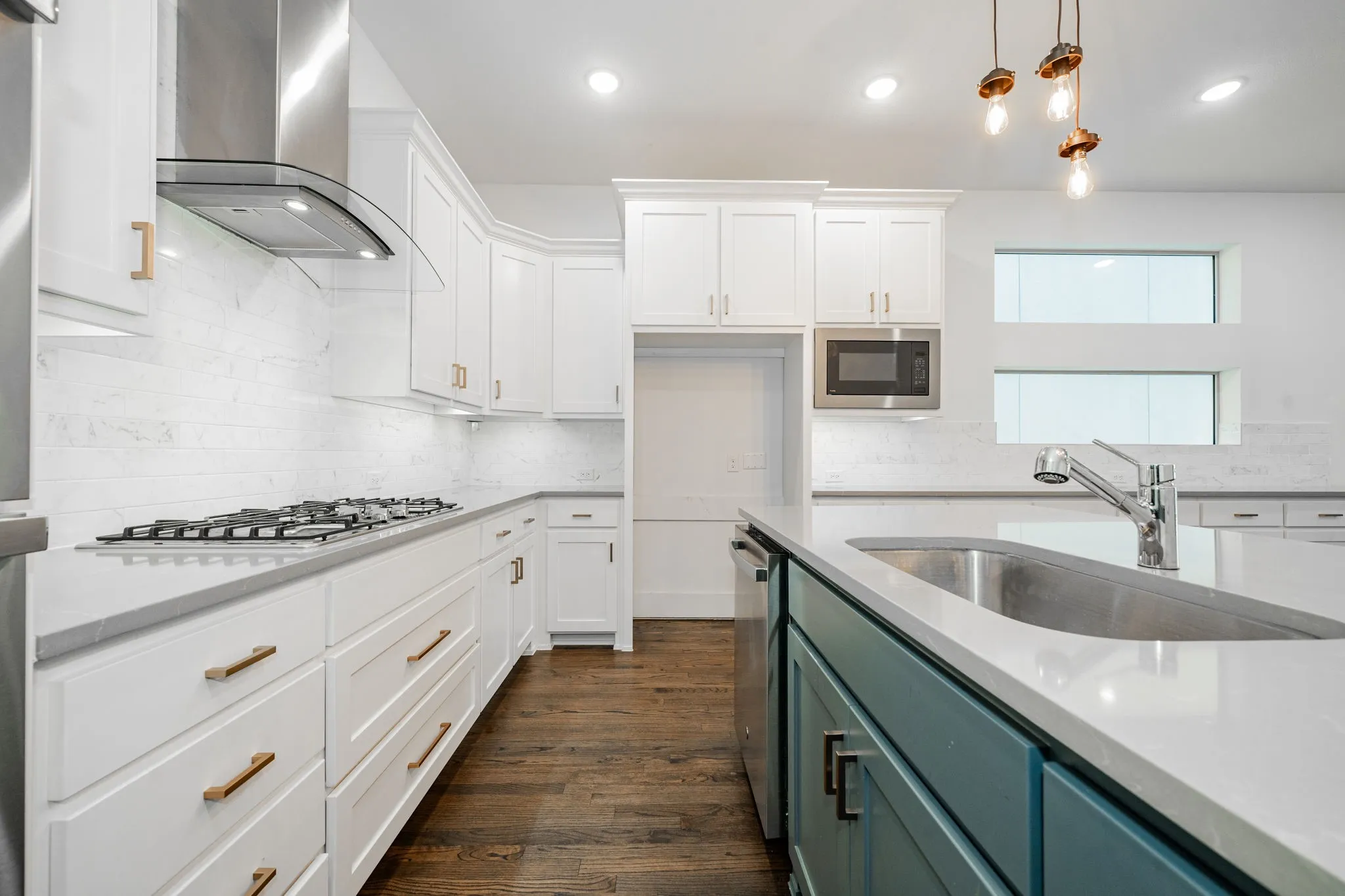 Single Family Residence For Sale in Dallas County , 8106 Fallston Court, Dallas, Texas 75231, 3 Bedrooms, 3 Bathrooms, 2 Garage spaces, 2,220 Sqft, built in 2022, Price $634,999, mls#21120863, Real Estate Agent in Dallas, Homes For Sale in Dallas county, Homes For Sale in Dallas, Realtor in Dallas Texas, Real Estate Brokerage Independent Realty Texas, Luminita Cordes Realtor