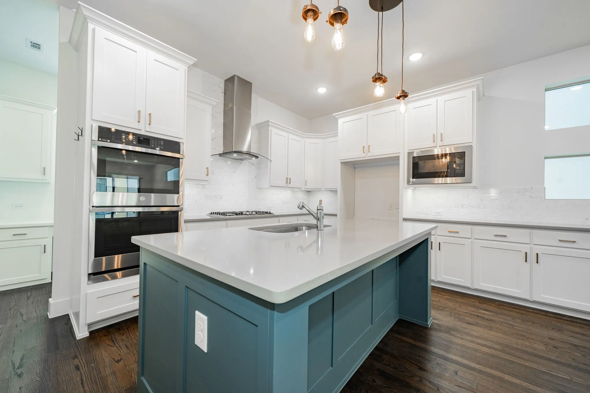 Single Family Residence For Sale in Dallas County , 8106 Fallston Court, Dallas, Texas 75231, 3 Bedrooms, 3 Bathrooms, 2 Garage spaces, 2,220 Sqft, built in 2022, Price $634,999, mls#21120863, Real Estate Agent in Dallas, Homes For Sale in Dallas county, Homes For Sale in Dallas, Realtor in Dallas Texas, Real Estate Brokerage Independent Realty Texas, Luminita Cordes Realtor