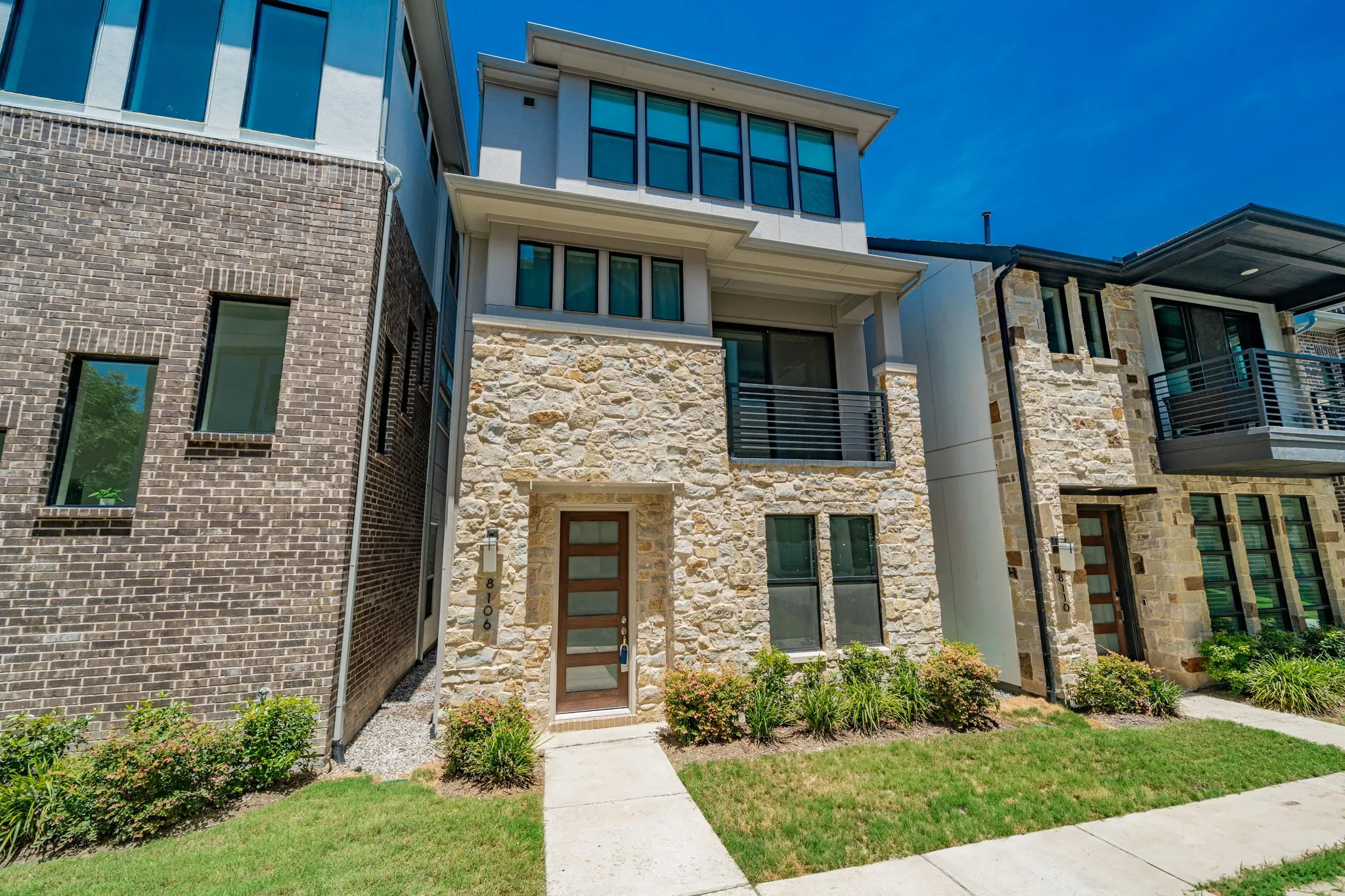 Single Family Residence For Sale in Dallas County , 8106 Fallston Court, Dallas, Texas 75231, 3 Bedrooms, 3 Bathrooms, 2 Garage spaces, 2,220 Sqft, built in 2022, Price $634,999, mls#21120863, Real Estate Agent in Dallas, Homes For Sale in Dallas county, Homes For Sale in Dallas, Realtor in Dallas Texas, Real Estate Brokerage Independent Realty Texas, Luminita Cordes Realtor