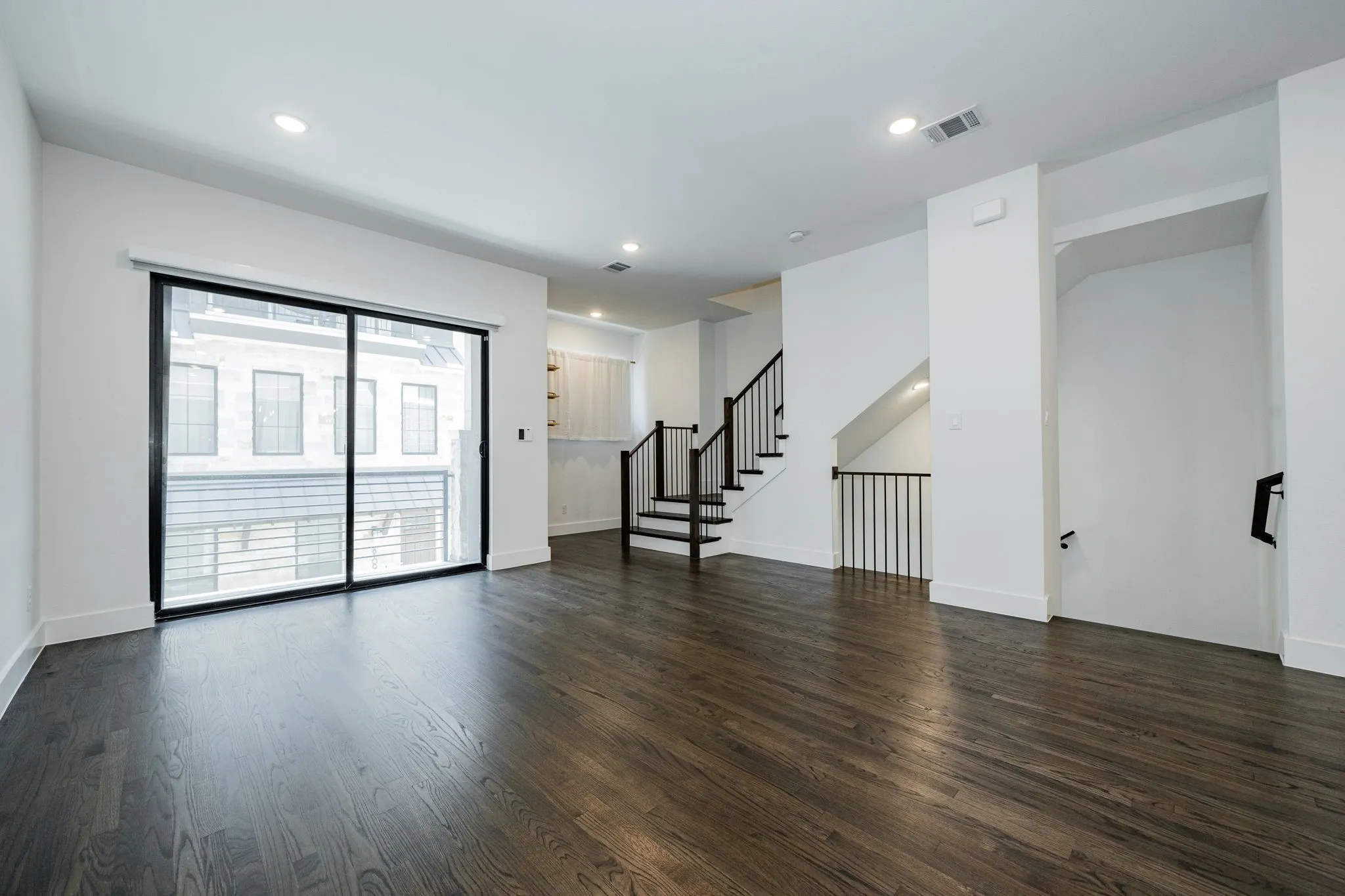 Single Family Residence For Sale in Dallas County , 8106 Fallston Court, Dallas, Texas 75231, 3 Bedrooms, 3 Bathrooms, 2 Garage spaces, 2,220 Sqft, built in 2022, Price $634,999, mls#21120863, Real Estate Agent in Dallas, Homes For Sale in Dallas county, Homes For Sale in Dallas, Realtor in Dallas Texas, Real Estate Brokerage Independent Realty Texas, Luminita Cordes Realtor