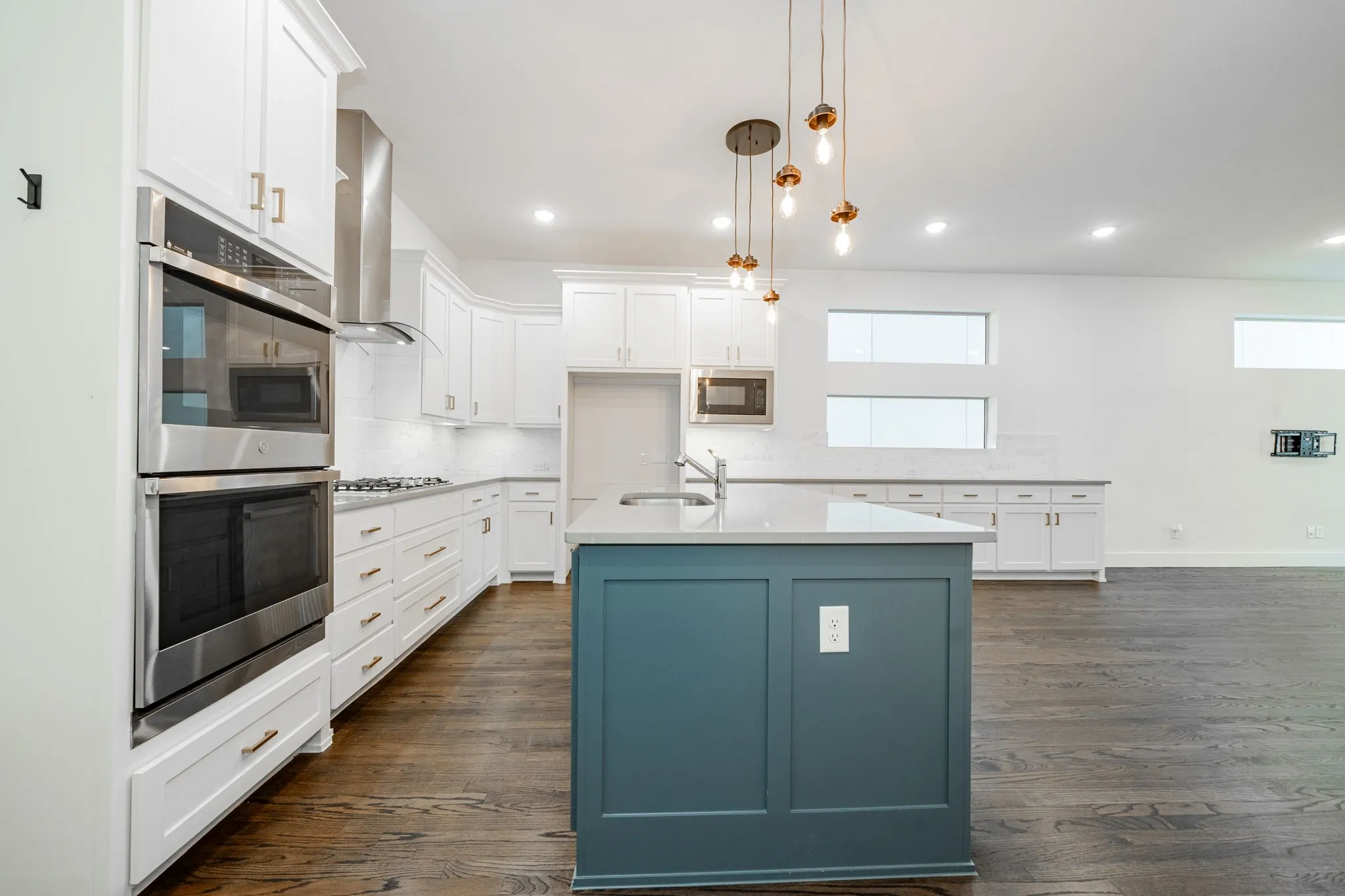 Single Family Residence For Sale in Dallas County , 8106 Fallston Court, Dallas, Texas 75231, 3 Bedrooms, 3 Bathrooms, 2 Garage spaces, 2,220 Sqft, built in 2022, Price $634,999, mls#21120863, Real Estate Agent in Dallas, Homes For Sale in Dallas county, Homes For Sale in Dallas, Realtor in Dallas Texas, Real Estate Brokerage Independent Realty Texas, Luminita Cordes Realtor