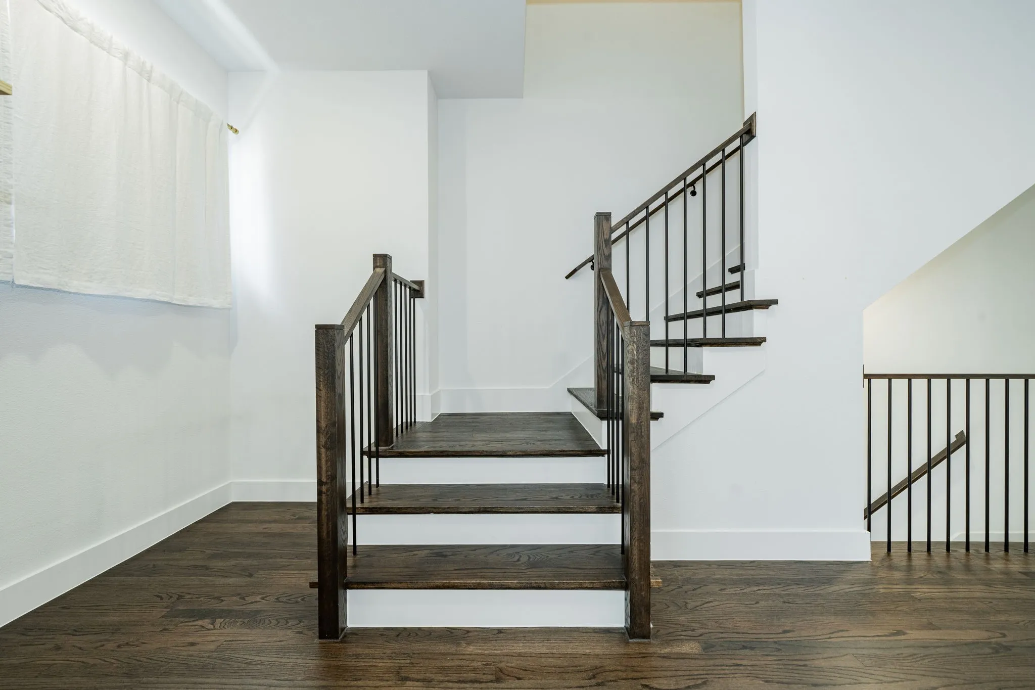 Single Family Residence For Sale in Dallas County , 8106 Fallston Court, Dallas, Texas 75231, 3 Bedrooms, 3 Bathrooms, 2 Garage spaces, 2,220 Sqft, built in 2022, Price $634,999, mls#21120863, Real Estate Agent in Dallas, Homes For Sale in Dallas county, Homes For Sale in Dallas, Realtor in Dallas Texas, Real Estate Brokerage Independent Realty Texas, Luminita Cordes Realtor