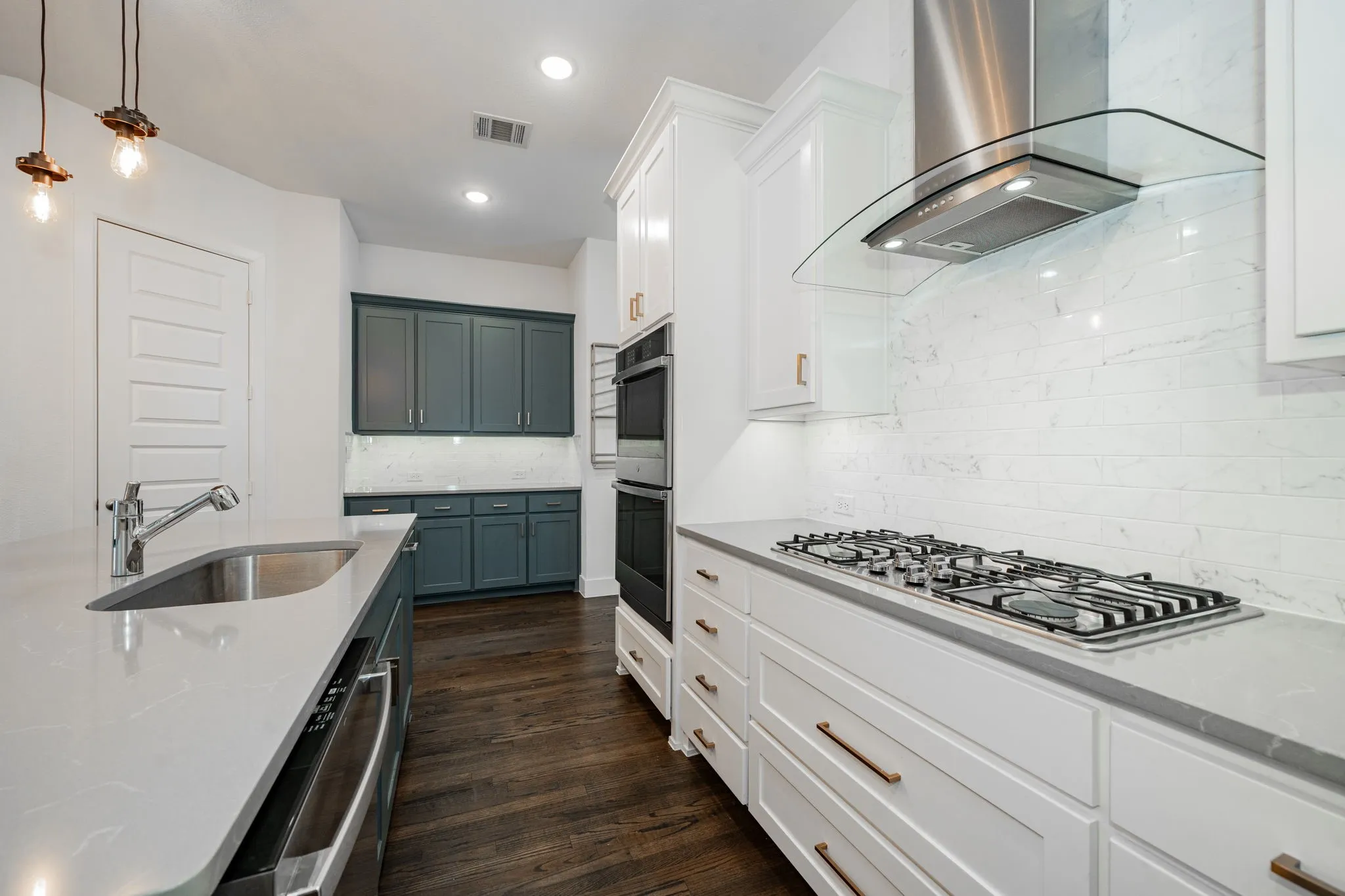 Single Family Residence For Sale in Dallas County , 8106 Fallston Court, Dallas, Texas 75231, 3 Bedrooms, 3 Bathrooms, 2 Garage spaces, 2,220 Sqft, built in 2022, Price $634,999, mls#21120863, Real Estate Agent in Dallas, Homes For Sale in Dallas county, Homes For Sale in Dallas, Realtor in Dallas Texas, Real Estate Brokerage Independent Realty Texas, Luminita Cordes Realtor