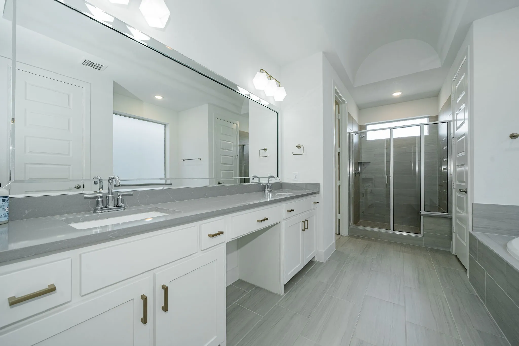 Single Family Residence For Sale in Dallas County , 8106 Fallston Court, Dallas, Texas 75231, 3 Bedrooms, 3 Bathrooms, 2 Garage spaces, 2,220 Sqft, built in 2022, Price $634,999, mls#21120863, Real Estate Agent in Dallas, Homes For Sale in Dallas county, Homes For Sale in Dallas, Realtor in Dallas Texas, Real Estate Brokerage Independent Realty Texas, Luminita Cordes Realtor