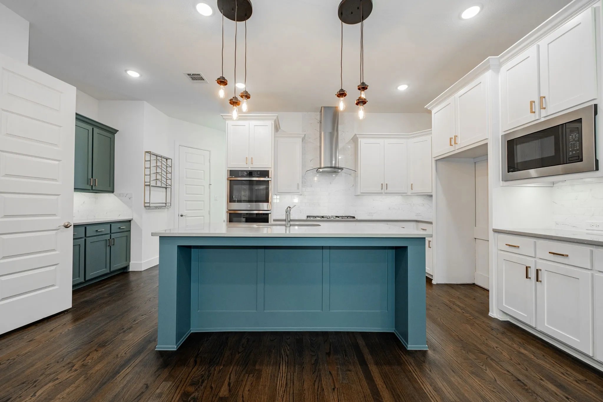 Single Family Residence For Sale in Dallas County , 8106 Fallston Court, Dallas, Texas 75231, 3 Bedrooms, 3 Bathrooms, 2 Garage spaces, 2,220 Sqft, built in 2022, Price $634,999, mls#21120863, Real Estate Agent in Dallas, Homes For Sale in Dallas county, Homes For Sale in Dallas, Realtor in Dallas Texas, Real Estate Brokerage Independent Realty Texas, Luminita Cordes Realtor