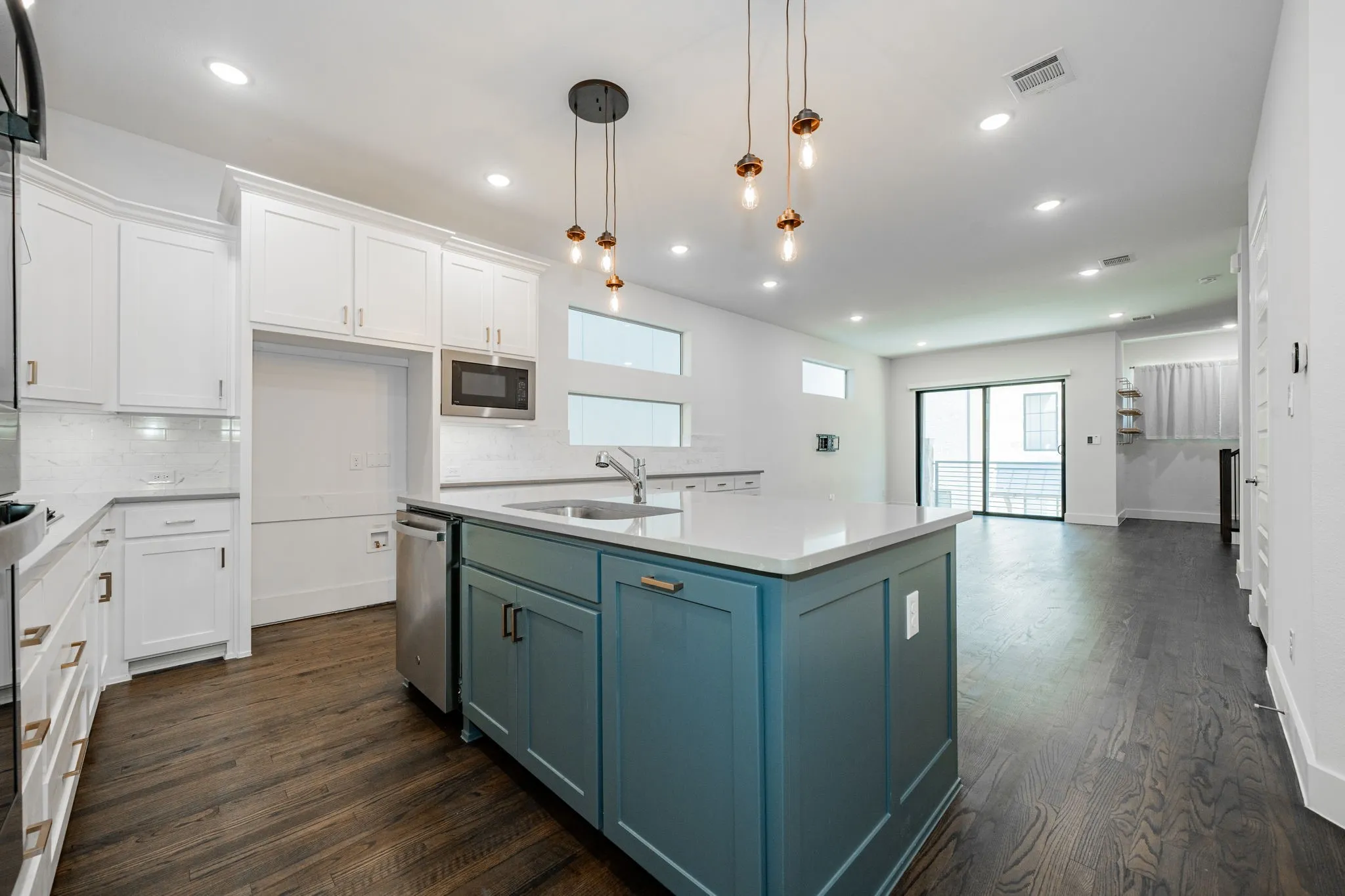 Single Family Residence For Sale in Dallas County , 8106 Fallston Court, Dallas, Texas 75231, 3 Bedrooms, 3 Bathrooms, 2 Garage spaces, 2,220 Sqft, built in 2022, Price $634,999, mls#21120863, Real Estate Agent in Dallas, Homes For Sale in Dallas county, Homes For Sale in Dallas, Realtor in Dallas Texas, Real Estate Brokerage Independent Realty Texas, Luminita Cordes Realtor