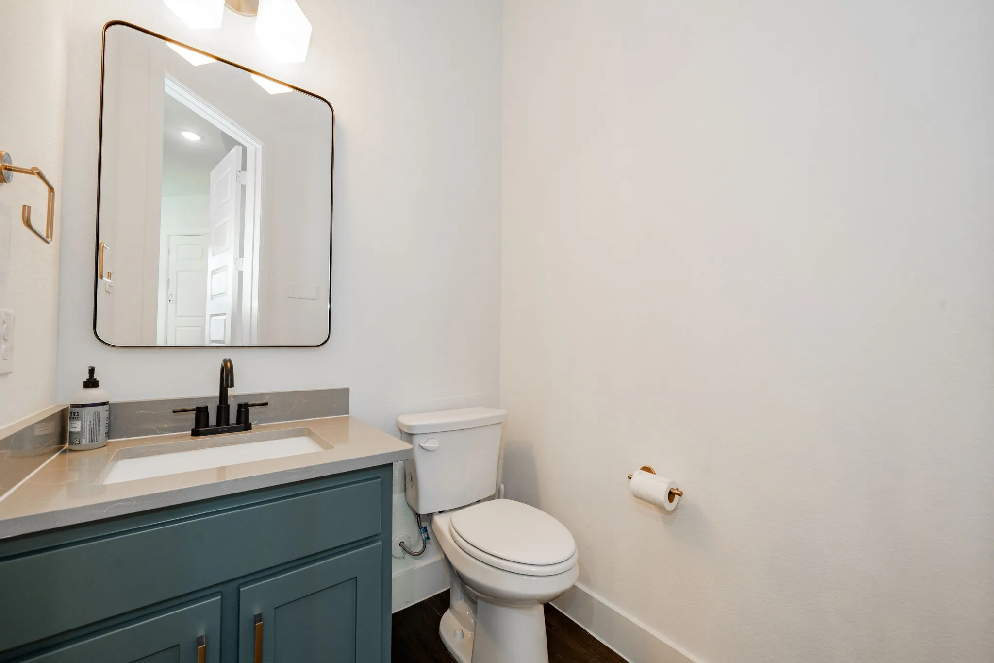 Single Family Residence For Sale in Dallas County , 8106 Fallston Court, Dallas, Texas 75231, 3 Bedrooms, 3 Bathrooms, 2 Garage spaces, 2,220 Sqft, built in 2022, Price $634,999, mls#21120863, Real Estate Agent in Dallas, Homes For Sale in Dallas county, Homes For Sale in Dallas, Realtor in Dallas Texas, Real Estate Brokerage Independent Realty Texas, Luminita Cordes Realtor