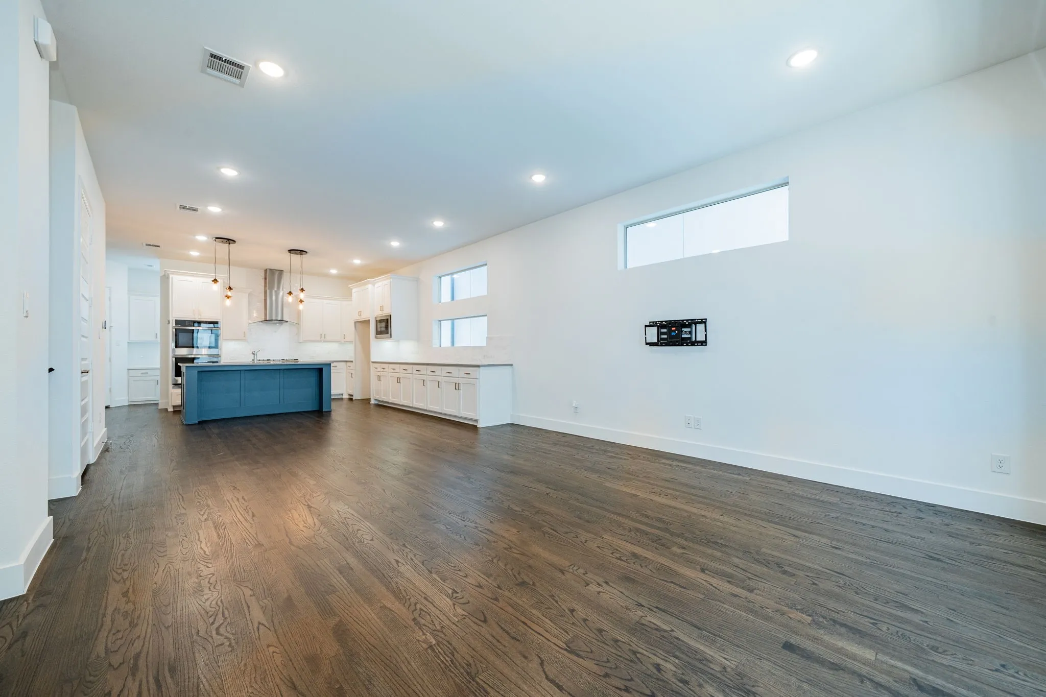Single Family Residence For Sale in Dallas County , 8106 Fallston Court, Dallas, Texas 75231, 3 Bedrooms, 3 Bathrooms, 2 Garage spaces, 2,220 Sqft, built in 2022, Price $634,999, mls#21120863, Real Estate Agent in Dallas, Homes For Sale in Dallas county, Homes For Sale in Dallas, Realtor in Dallas Texas, Real Estate Brokerage Independent Realty Texas, Luminita Cordes Realtor