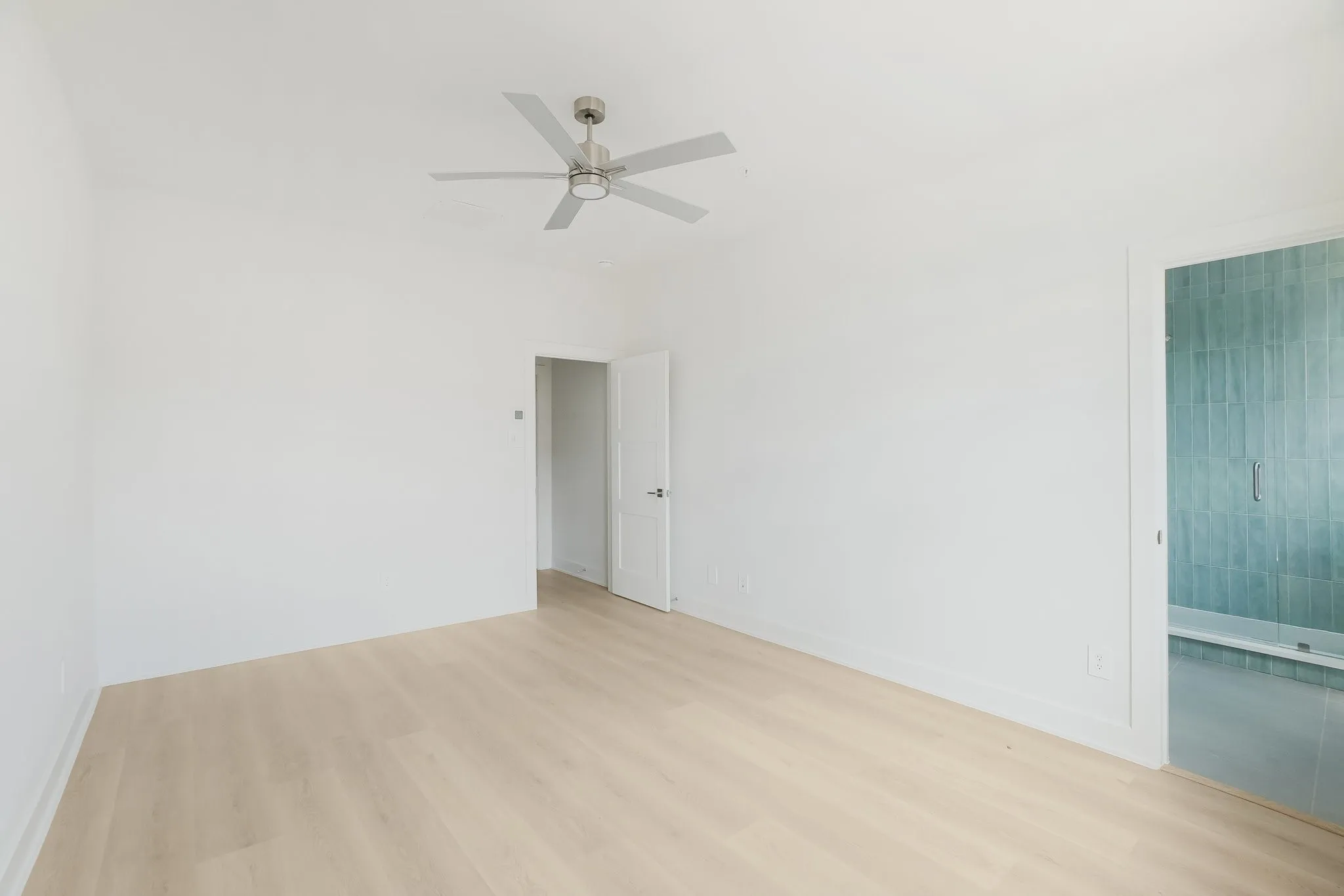 Unfurnished room featuring light wood-style floors and a ceiling fan
