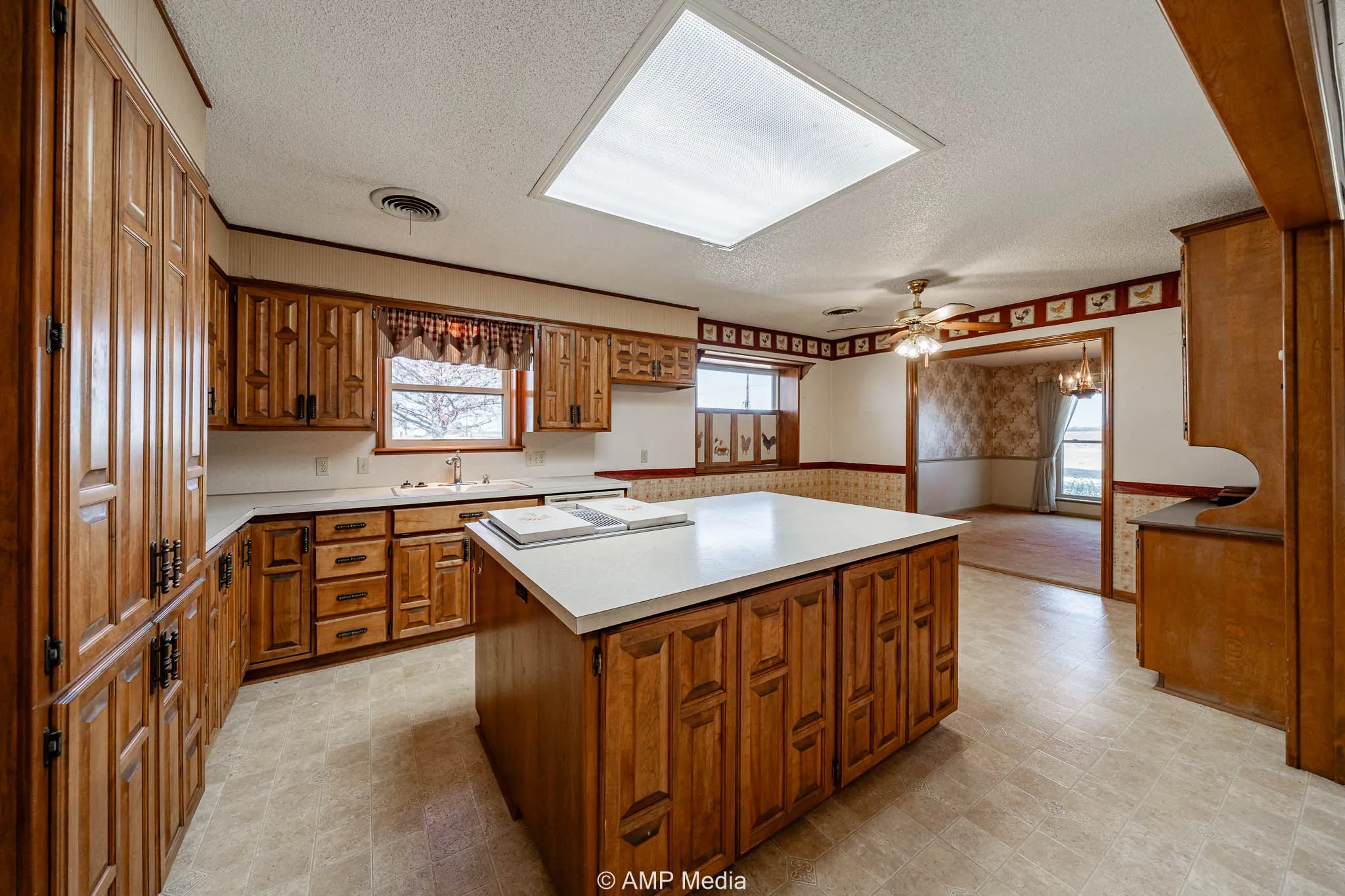 Single Family Residence For Sale in Taylor County , 1102 Elmdale Road N, Abilene, Texas 79601, 3 Bedroom, 4 Bathroom, 2 Garage spaces, 2,632 Sqft, built in 1981, Preowned, mls#21120117, Real Estate Agent in Abilene, Homes For Sale in Taylor county, Homes For Sale in Abilene, Realtor in Abilene Texas, Real Estate Brokerage Independent Realty Texas, Luminita Cordes Realtor