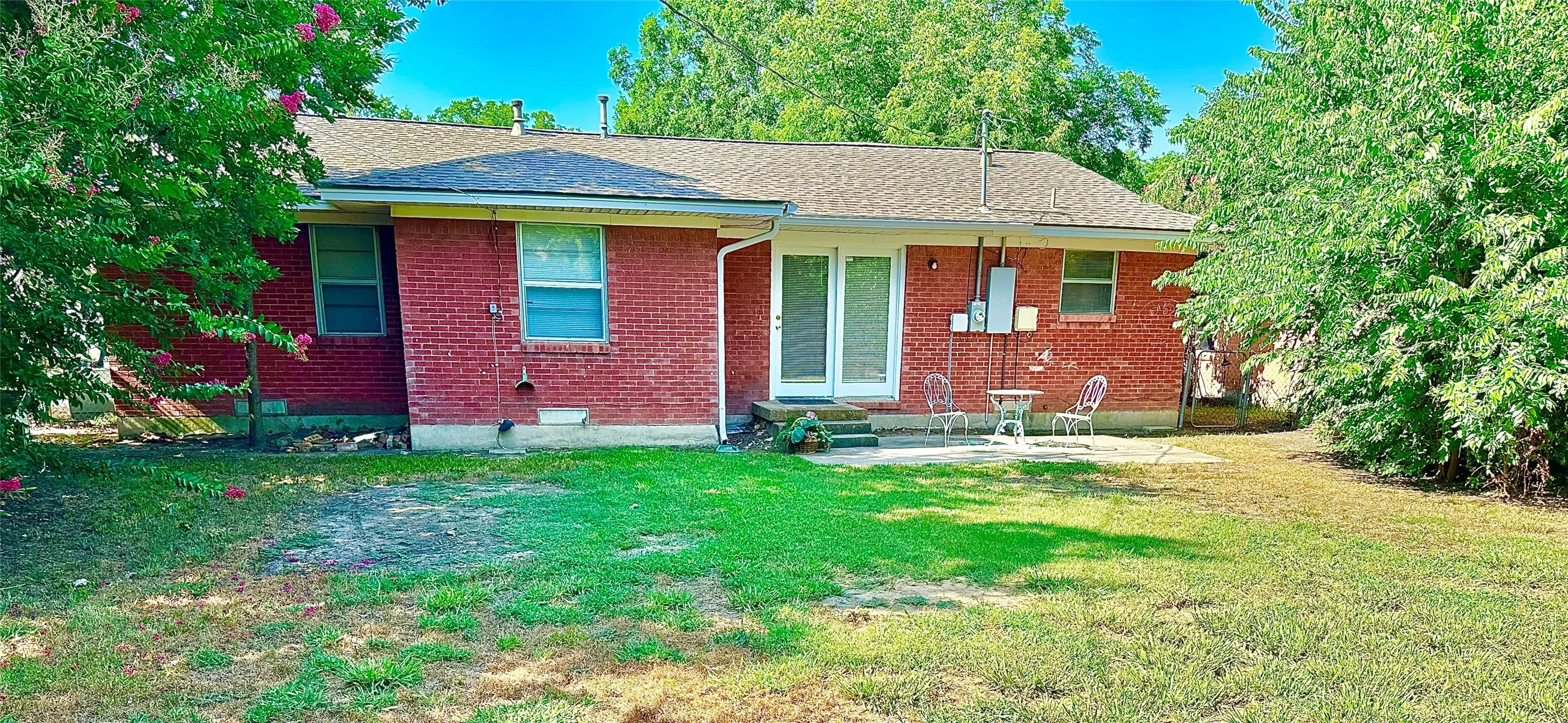 Single Family Residence For Sale in Denton County , 817 Laguna Drive, Denton, Texas 76209, 4 Bedroom, 2 Bathroom, Garage spaces, 1,437 Sqft, built in 1960, Preowned, mls#21122092, Real Estate Agent in Denton, Homes For Sale in Denton county, Homes For Sale in Denton, Realtor in Denton Texas, Real Estate Brokerage Independent Realty Texas, Luminita Cordes Realtor