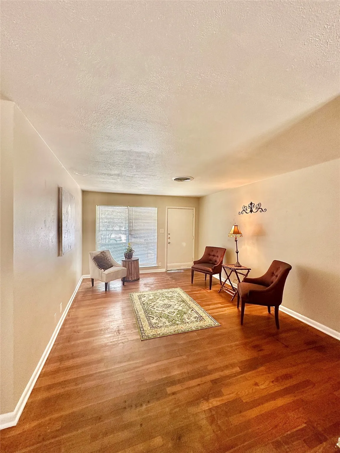 Single Family Residence For Sale in Denton County , 817 Laguna Drive, Denton, Texas 76209, 4 Bedroom, 2 Bathroom, Garage spaces, 1,437 Sqft, built in 1960, Preowned, mls#21122092, Real Estate Agent in Denton, Homes For Sale in Denton county, Homes For Sale in Denton, Realtor in Denton Texas, Real Estate Brokerage Independent Realty Texas, Luminita Cordes Realtor
