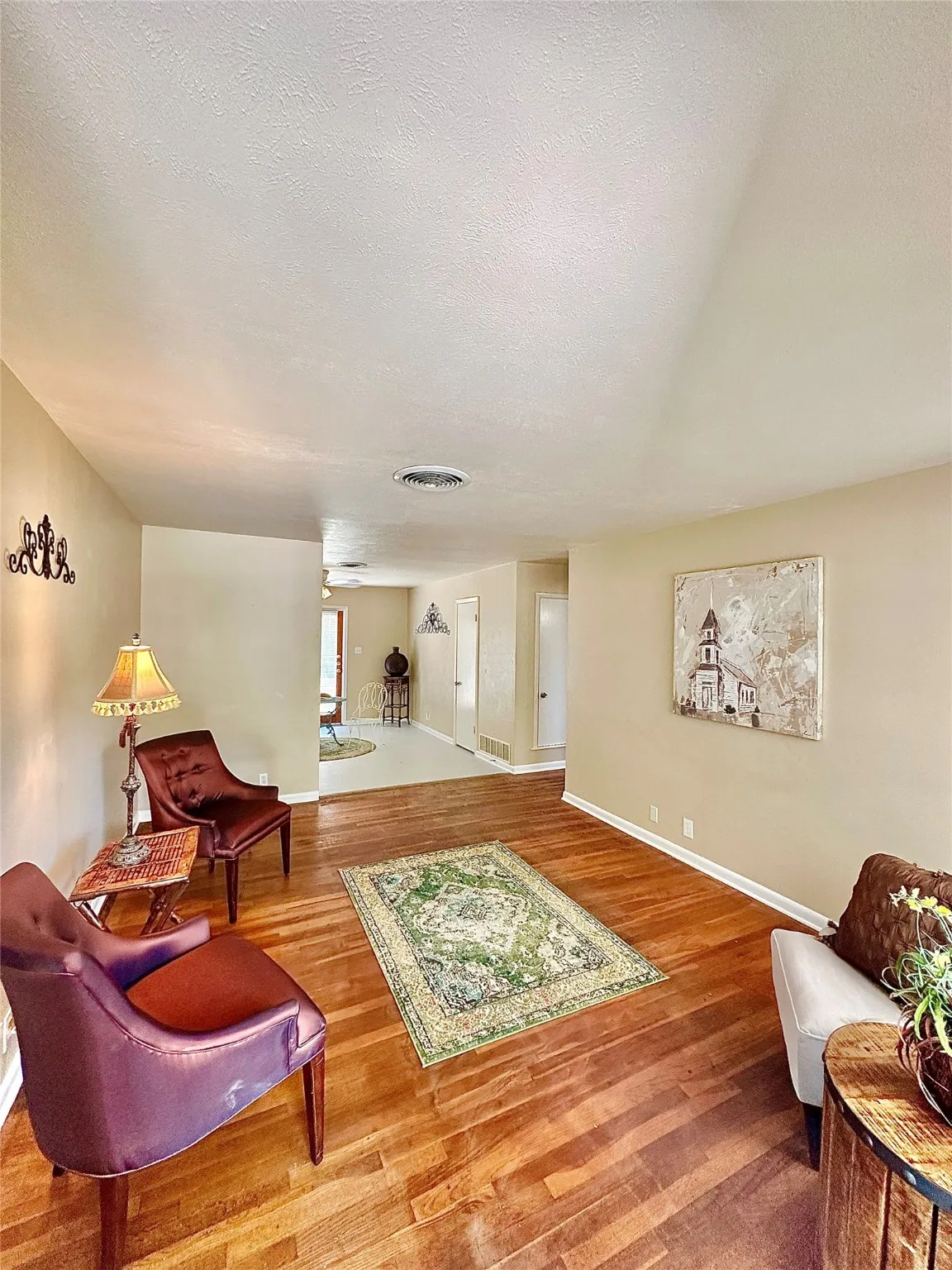 Single Family Residence For Sale in Denton County , 817 Laguna Drive, Denton, Texas 76209, 4 Bedroom, 2 Bathroom, Garage spaces, 1,437 Sqft, built in 1960, Preowned, mls#21122092, Real Estate Agent in Denton, Homes For Sale in Denton county, Homes For Sale in Denton, Realtor in Denton Texas, Real Estate Brokerage Independent Realty Texas, Luminita Cordes Realtor