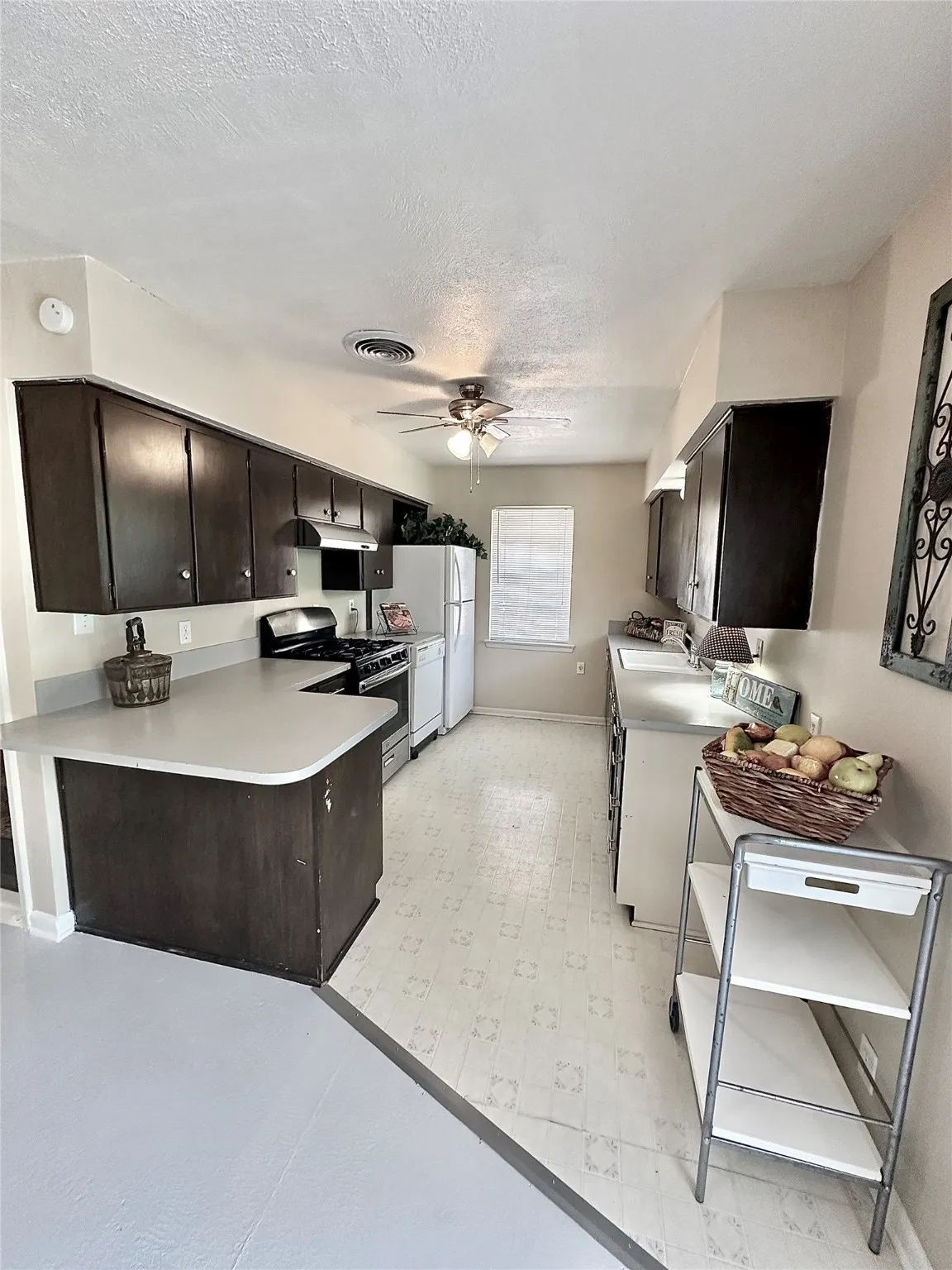 Single Family Residence For Sale in Denton County , 817 Laguna Drive, Denton, Texas 76209, 4 Bedroom, 2 Bathroom, Garage spaces, 1,437 Sqft, built in 1960, Preowned, mls#21122092, Real Estate Agent in Denton, Homes For Sale in Denton county, Homes For Sale in Denton, Realtor in Denton Texas, Real Estate Brokerage Independent Realty Texas, Luminita Cordes Realtor