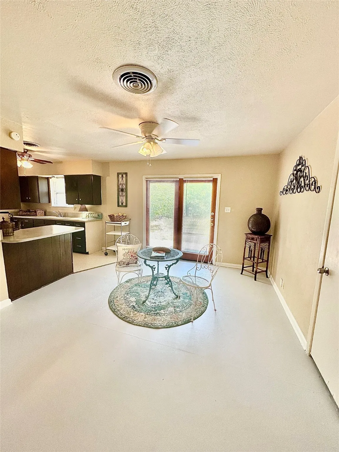 Single Family Residence For Sale in Denton County , 817 Laguna Drive, Denton, Texas 76209, 4 Bedroom, 2 Bathroom, Garage spaces, 1,437 Sqft, built in 1960, Preowned, mls#21122092, Real Estate Agent in Denton, Homes For Sale in Denton county, Homes For Sale in Denton, Realtor in Denton Texas, Real Estate Brokerage Independent Realty Texas, Luminita Cordes Realtor