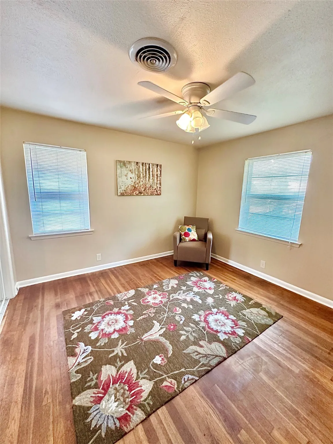 Single Family Residence For Sale in Denton County , 817 Laguna Drive, Denton, Texas 76209, 4 Bedroom, 2 Bathroom, Garage spaces, 1,437 Sqft, built in 1960, Preowned, mls#21122092, Real Estate Agent in Denton, Homes For Sale in Denton county, Homes For Sale in Denton, Realtor in Denton Texas, Real Estate Brokerage Independent Realty Texas, Luminita Cordes Realtor