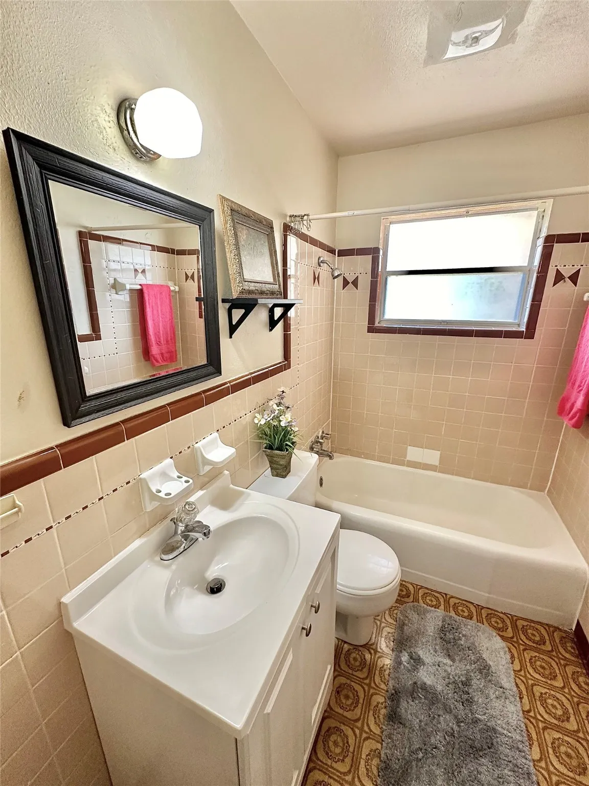 Single Family Residence For Sale in Denton County , 817 Laguna Drive, Denton, Texas 76209, 4 Bedroom, 2 Bathroom, Garage spaces, 1,437 Sqft, built in 1960, Preowned, mls#21122092, Real Estate Agent in Denton, Homes For Sale in Denton county, Homes For Sale in Denton, Realtor in Denton Texas, Real Estate Brokerage Independent Realty Texas, Luminita Cordes Realtor