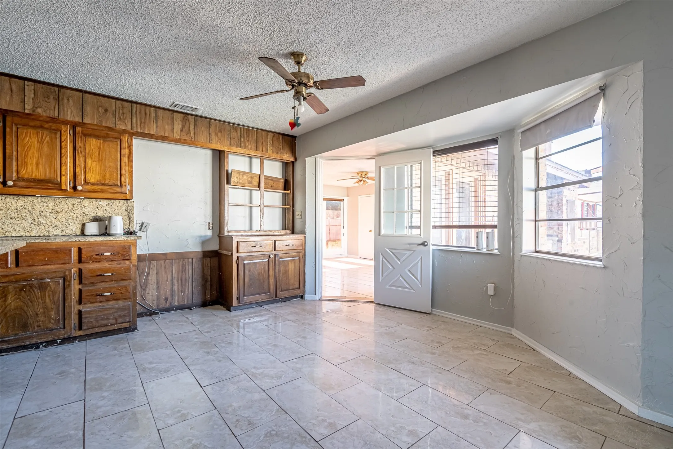 Single Family Residence For Sale in Erath County , 601 Henry St Street, Dublin, Texas 76446, 4 Bedroom, 3 Bathroom, 2 Garage spaces, 2,736 Sqft, built in 1983, mls#21122087, Real Estate Agent in Dublin, Homes For Sale in Erath county, Homes For Sale in Dublin, Realtor in Dublin Texas, Real Estate Brokerage Independent Realty Texas, Luminita Cordes Realtor