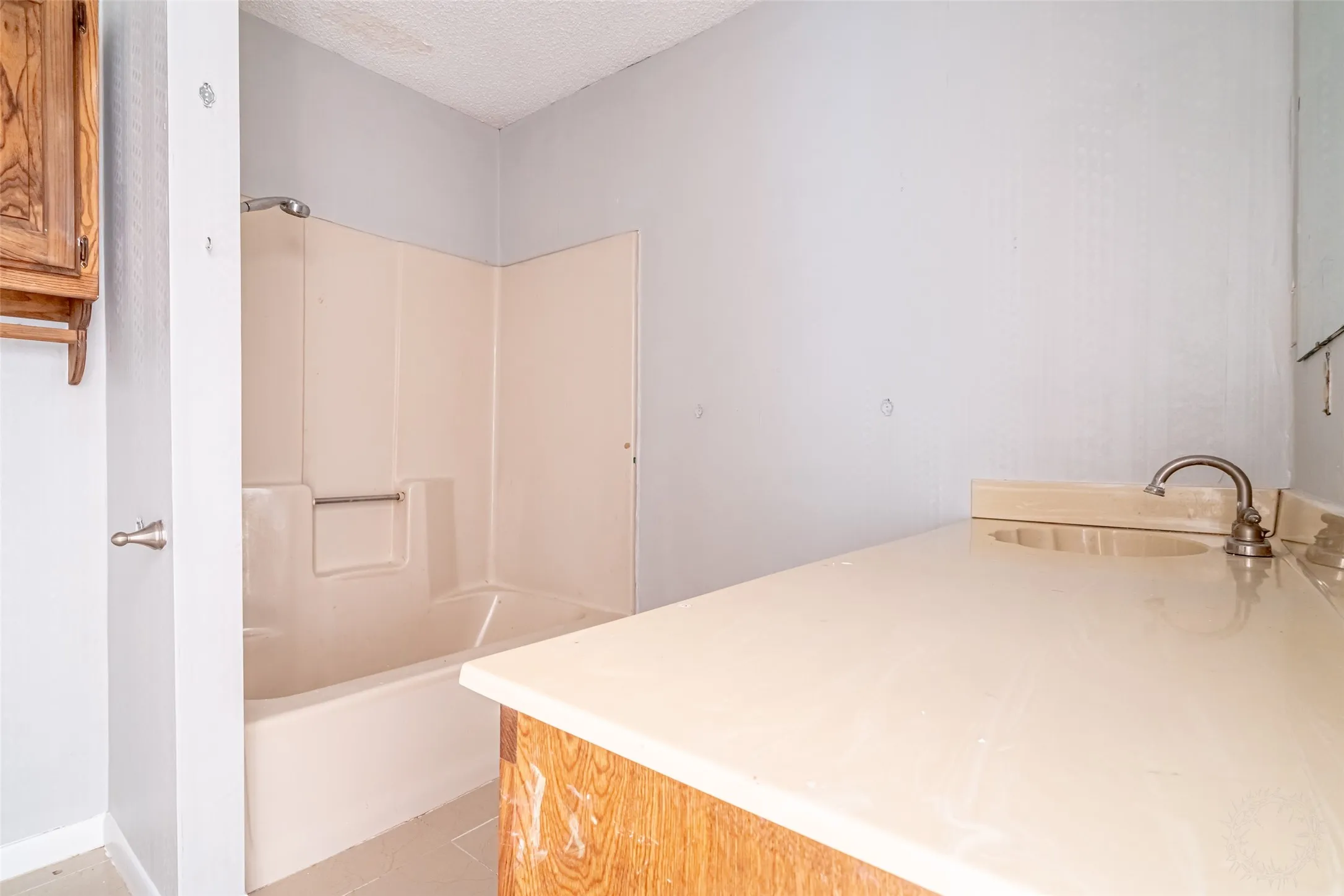 Single Family Residence For Sale in Erath County , 601 Henry St Street, Dublin, Texas 76446, 4 Bedroom, 3 Bathroom, 2 Garage spaces, 2,736 Sqft, built in 1983, mls#21122087, Real Estate Agent in Dublin, Homes For Sale in Erath county, Homes For Sale in Dublin, Realtor in Dublin Texas, Real Estate Brokerage Independent Realty Texas, Luminita Cordes Realtor
