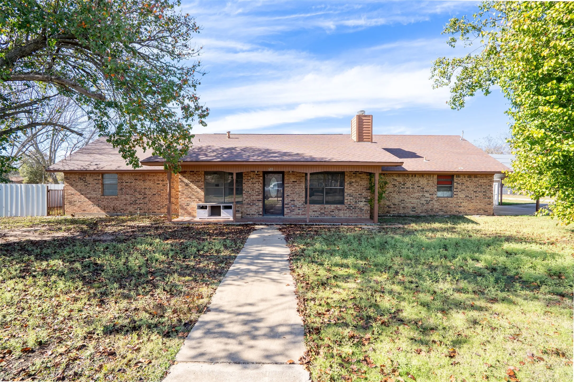 Single Family Residence For Sale in Erath County , 601 Henry St Street, Dublin, Texas 76446, 4 Bedroom, 3 Bathroom, 2 Garage spaces, 2,736 Sqft, built in 1983, mls#21122087, Real Estate Agent in Dublin, Homes For Sale in Erath county, Homes For Sale in Dublin, Realtor in Dublin Texas, Real Estate Brokerage Independent Realty Texas, Luminita Cordes Realtor