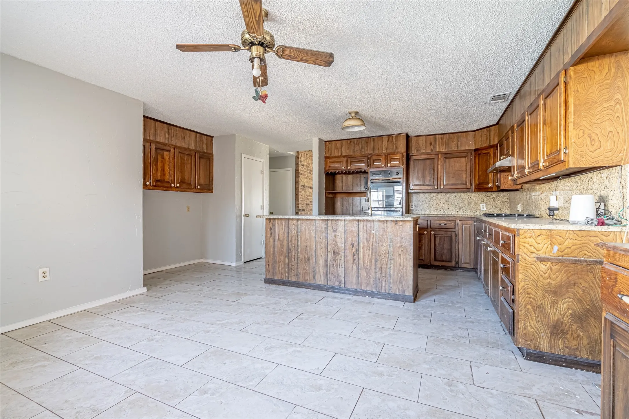 Single Family Residence For Sale in Erath County , 601 Henry St Street, Dublin, Texas 76446, 4 Bedroom, 3 Bathroom, 2 Garage spaces, 2,736 Sqft, built in 1983, mls#21122087, Real Estate Agent in Dublin, Homes For Sale in Erath county, Homes For Sale in Dublin, Realtor in Dublin Texas, Real Estate Brokerage Independent Realty Texas, Luminita Cordes Realtor