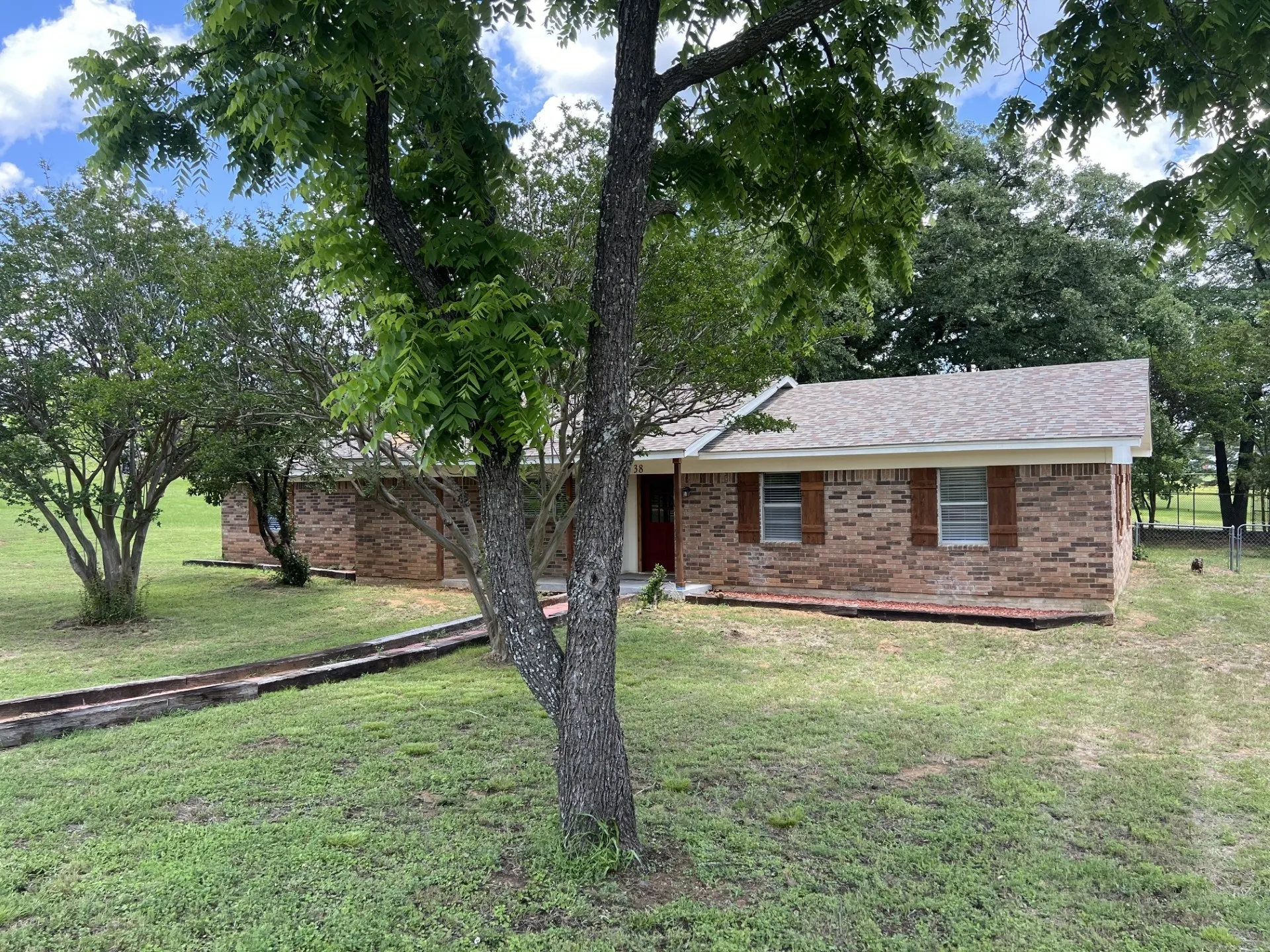 Single Family Residence For Sale in Grayson County , 38 Valley View Circle, Denison, Texas 75021, 3 Bedroom, 2 Bathroom, 2 Garage spaces, 1,376 Sqft, built in 1979, mls#21122168, Real Estate Agent in Denison, Homes For Sale in Grayson county, Homes For Sale in Denison, Realtor in Denison Texas, Real Estate Brokerage Independent Realty Texas, Luminita Cordes Realtor