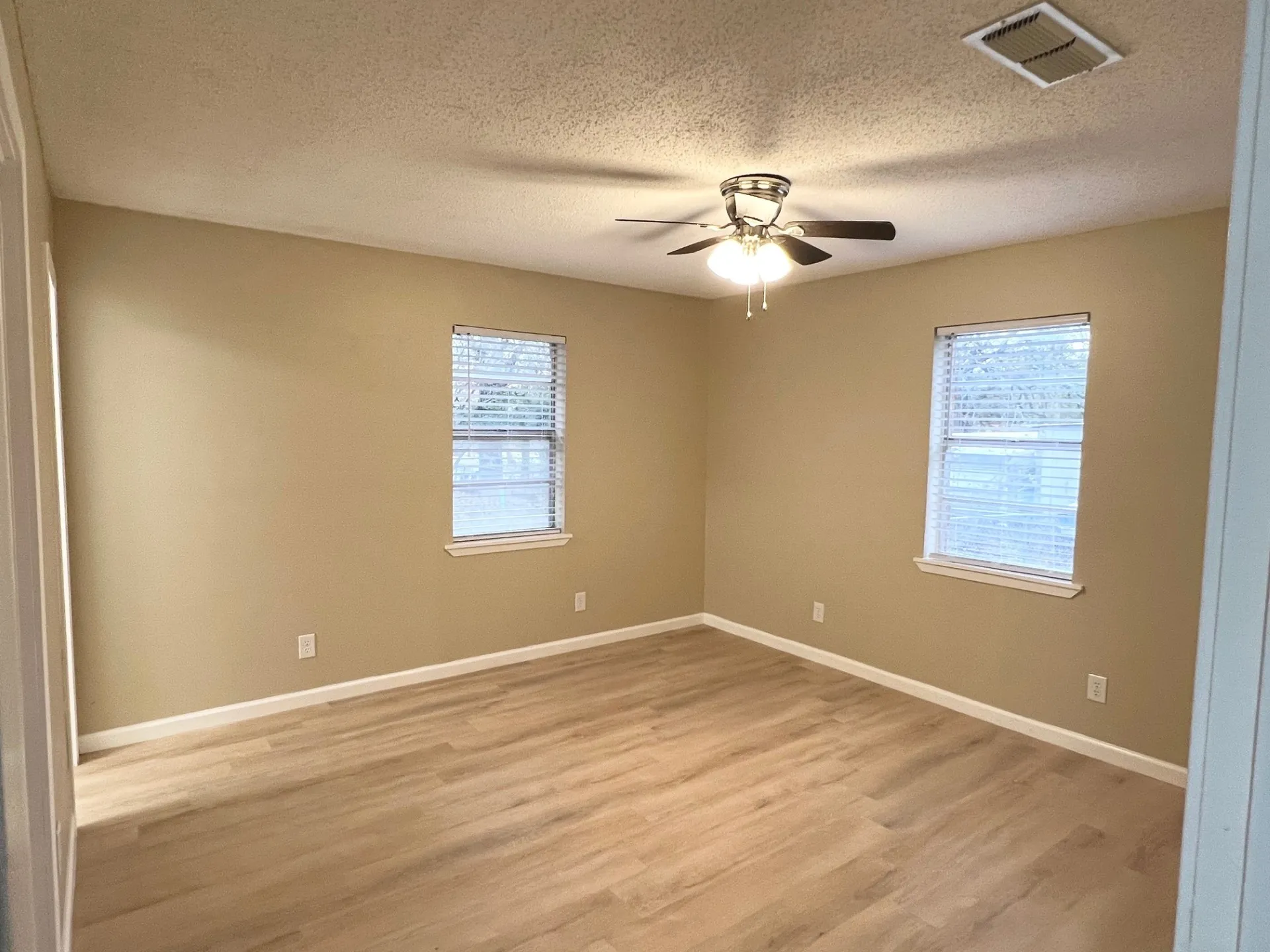 Single Family Residence For Sale in Grayson County , 38 Valley View Circle, Denison, Texas 75021, 3 Bedroom, 2 Bathroom, 2 Garage spaces, 1,376 Sqft, built in 1979, mls#21122168, Real Estate Agent in Denison, Homes For Sale in Grayson county, Homes For Sale in Denison, Realtor in Denison Texas, Real Estate Brokerage Independent Realty Texas, Luminita Cordes Realtor