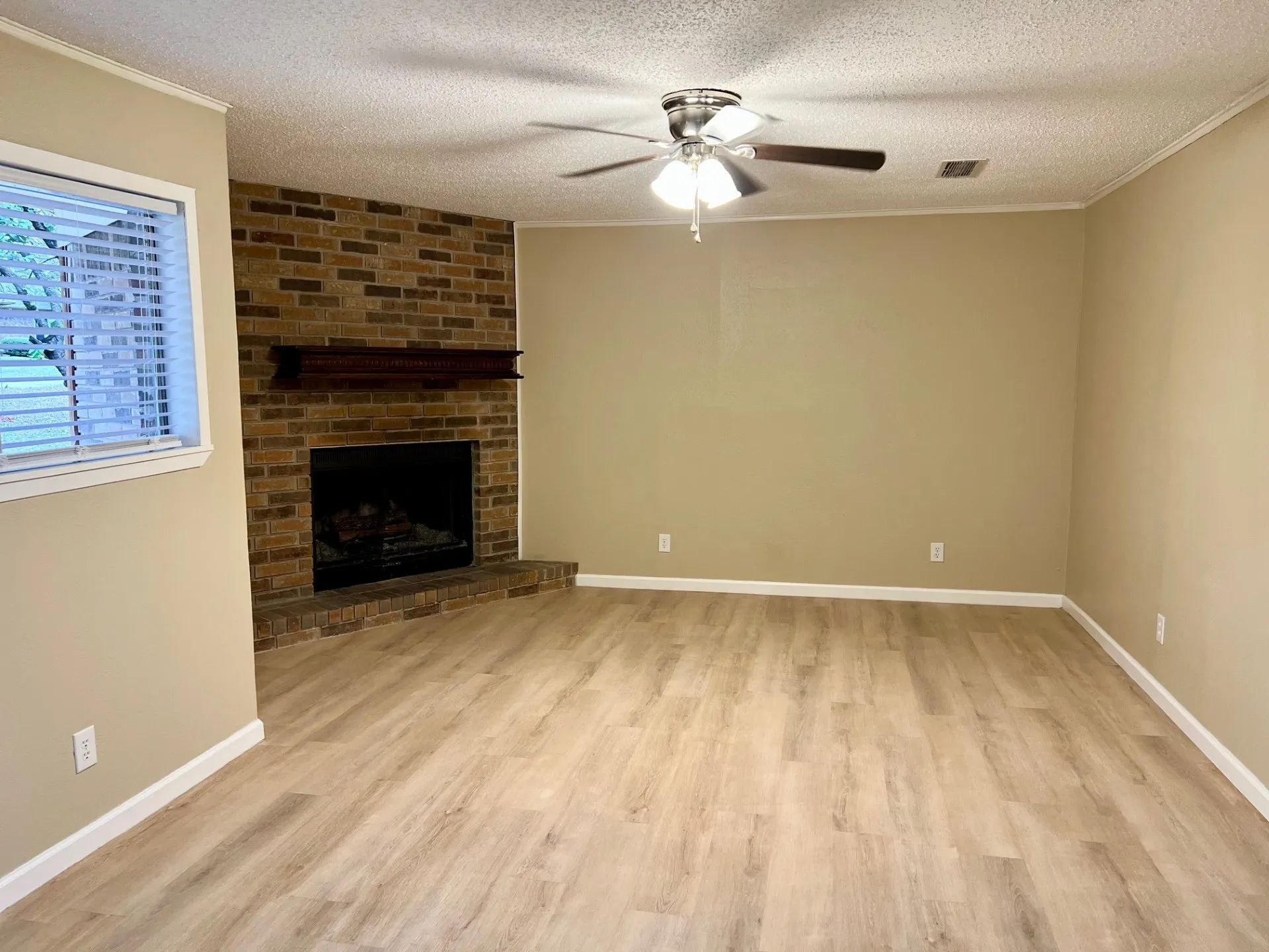 Single Family Residence For Sale in Grayson County , 38 Valley View Circle, Denison, Texas 75021, 3 Bedroom, 2 Bathroom, 2 Garage spaces, 1,376 Sqft, built in 1979, mls#21122168, Real Estate Agent in Denison, Homes For Sale in Grayson county, Homes For Sale in Denison, Realtor in Denison Texas, Real Estate Brokerage Independent Realty Texas, Luminita Cordes Realtor