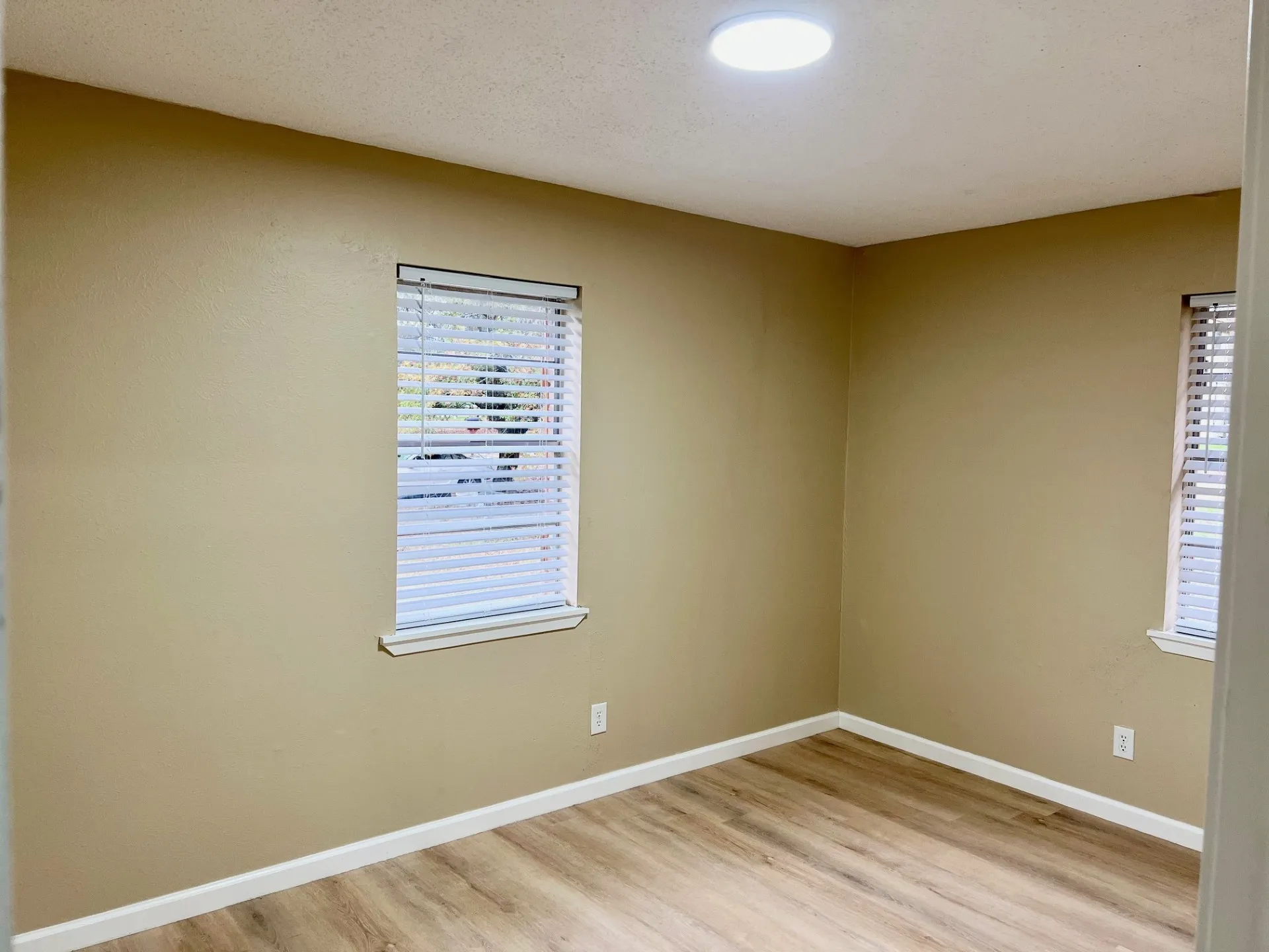 Single Family Residence For Sale in Grayson County , 38 Valley View Circle, Denison, Texas 75021, 3 Bedroom, 2 Bathroom, 2 Garage spaces, 1,376 Sqft, built in 1979, mls#21122168, Real Estate Agent in Denison, Homes For Sale in Grayson county, Homes For Sale in Denison, Realtor in Denison Texas, Real Estate Brokerage Independent Realty Texas, Luminita Cordes Realtor