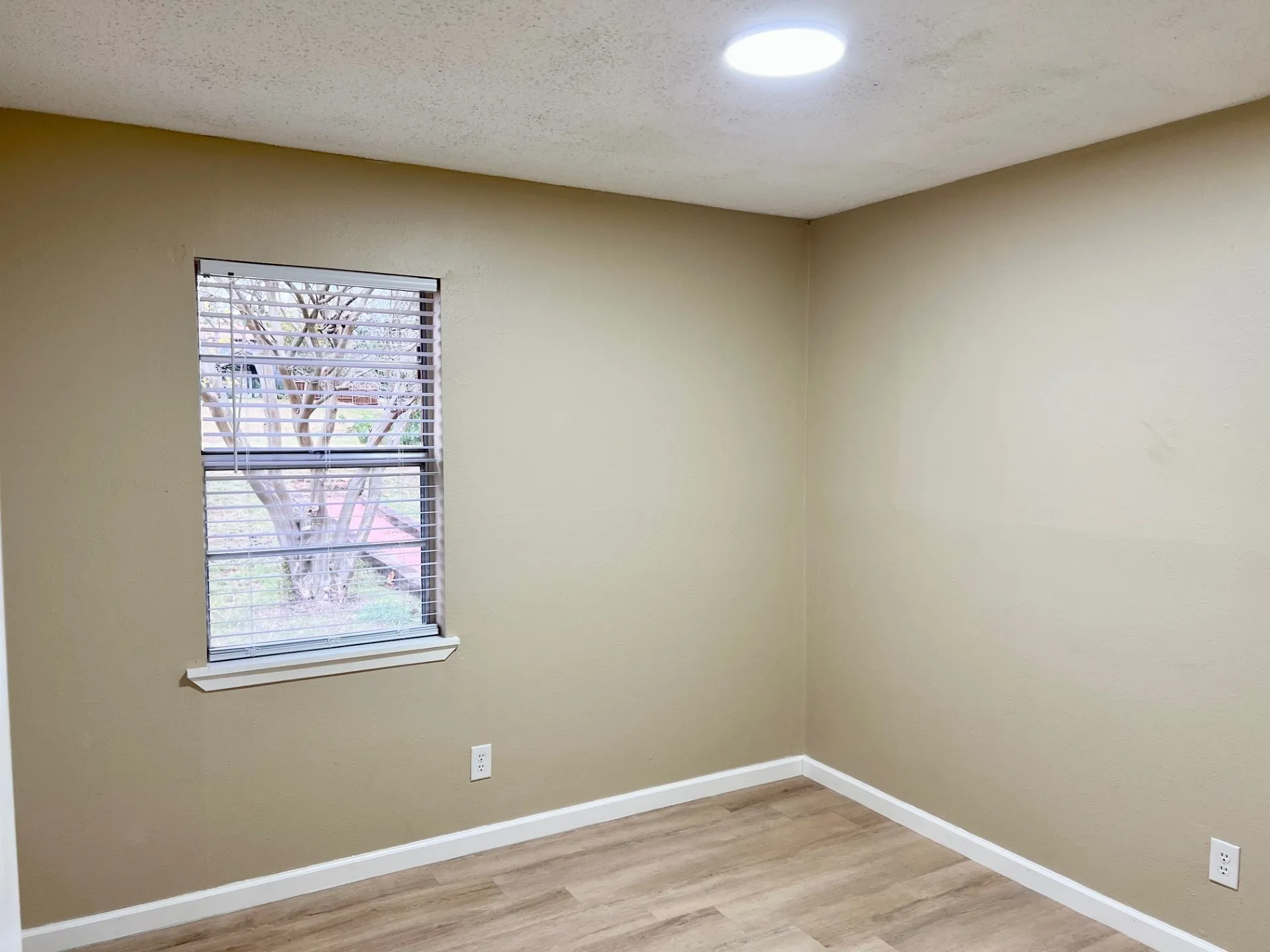 Single Family Residence For Sale in Grayson County , 38 Valley View Circle, Denison, Texas 75021, 3 Bedroom, 2 Bathroom, 2 Garage spaces, 1,376 Sqft, built in 1979, mls#21122168, Real Estate Agent in Denison, Homes For Sale in Grayson county, Homes For Sale in Denison, Realtor in Denison Texas, Real Estate Brokerage Independent Realty Texas, Luminita Cordes Realtor