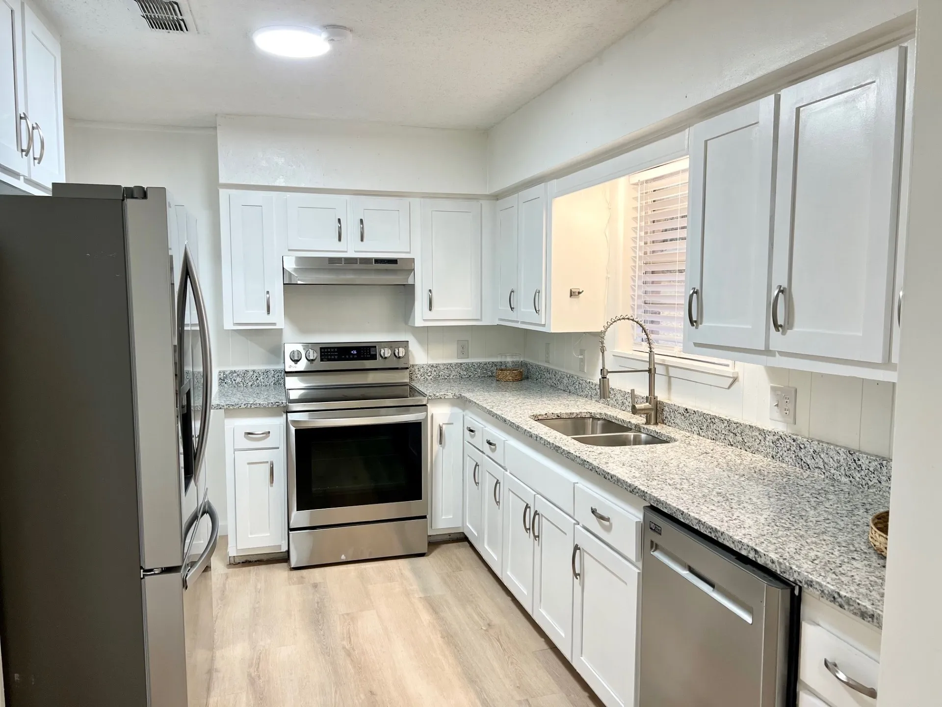 Single Family Residence For Sale in Grayson County , 38 Valley View Circle, Denison, Texas 75021, 3 Bedroom, 2 Bathroom, 2 Garage spaces, 1,376 Sqft, built in 1979, mls#21122168, Real Estate Agent in Denison, Homes For Sale in Grayson county, Homes For Sale in Denison, Realtor in Denison Texas, Real Estate Brokerage Independent Realty Texas, Luminita Cordes Realtor